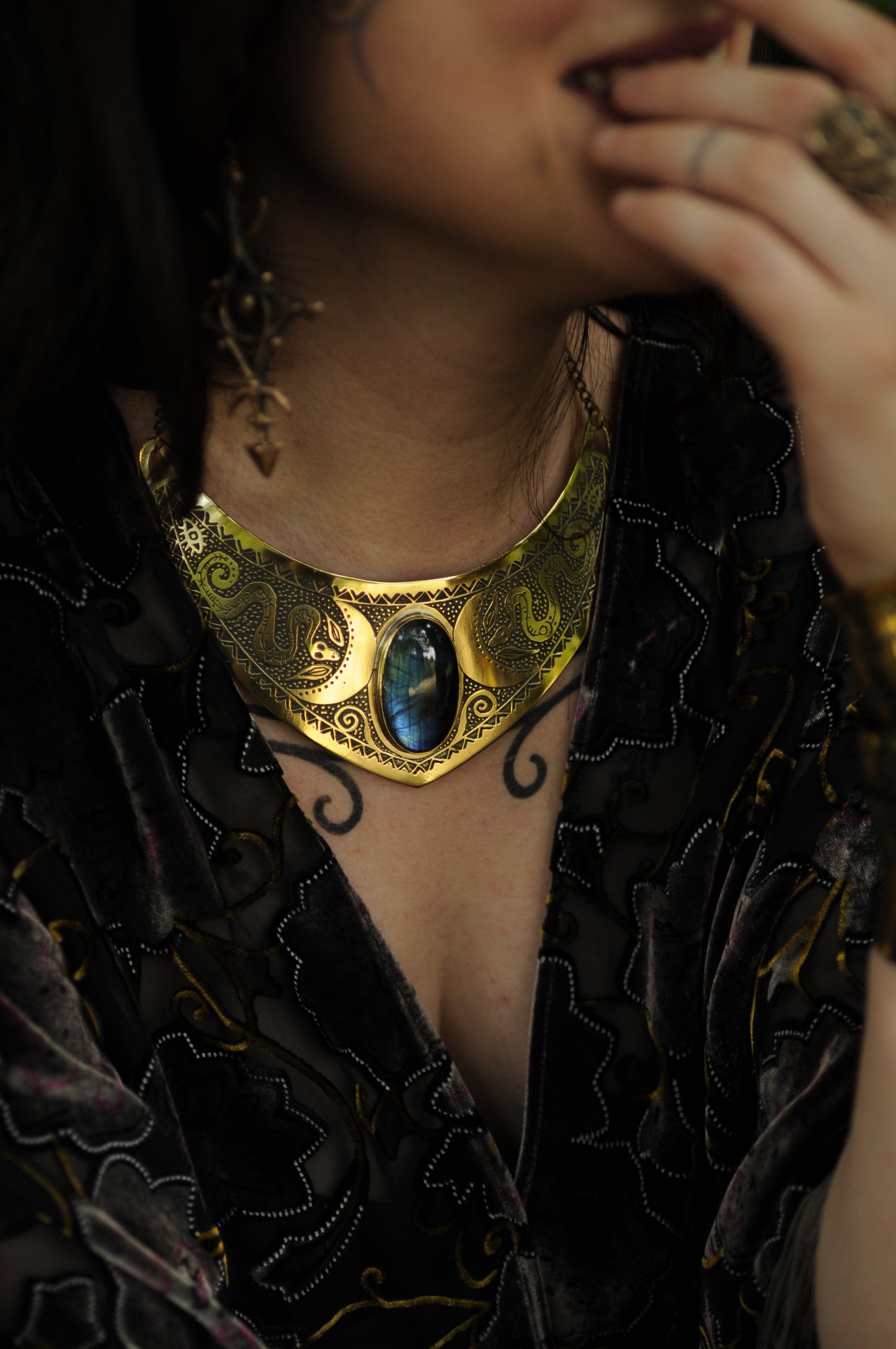 Grand collier plastron Serpents lunaire et laiton et labradorite