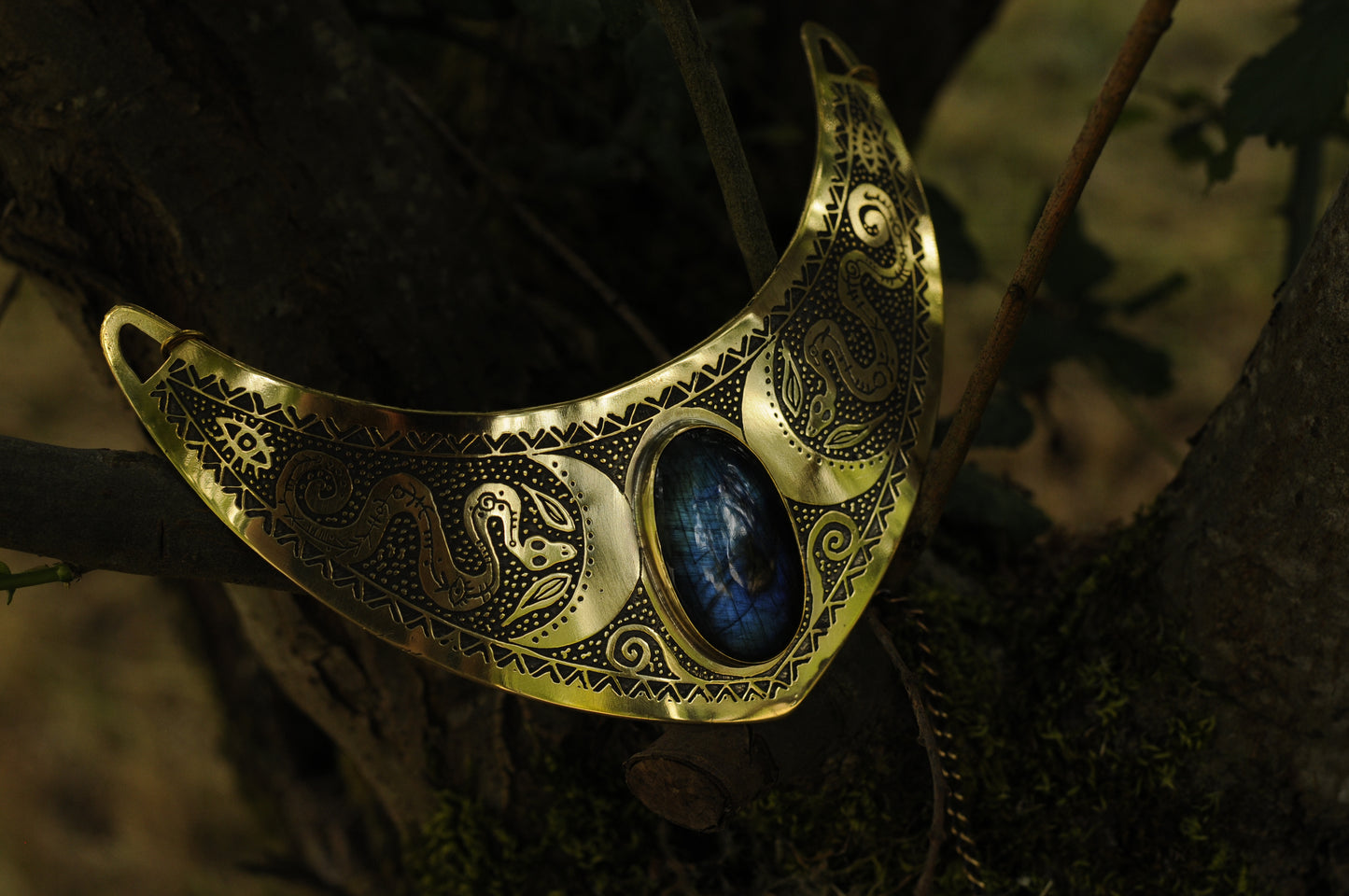 Grand collier plastron Serpents lunaire et laiton et labradorite