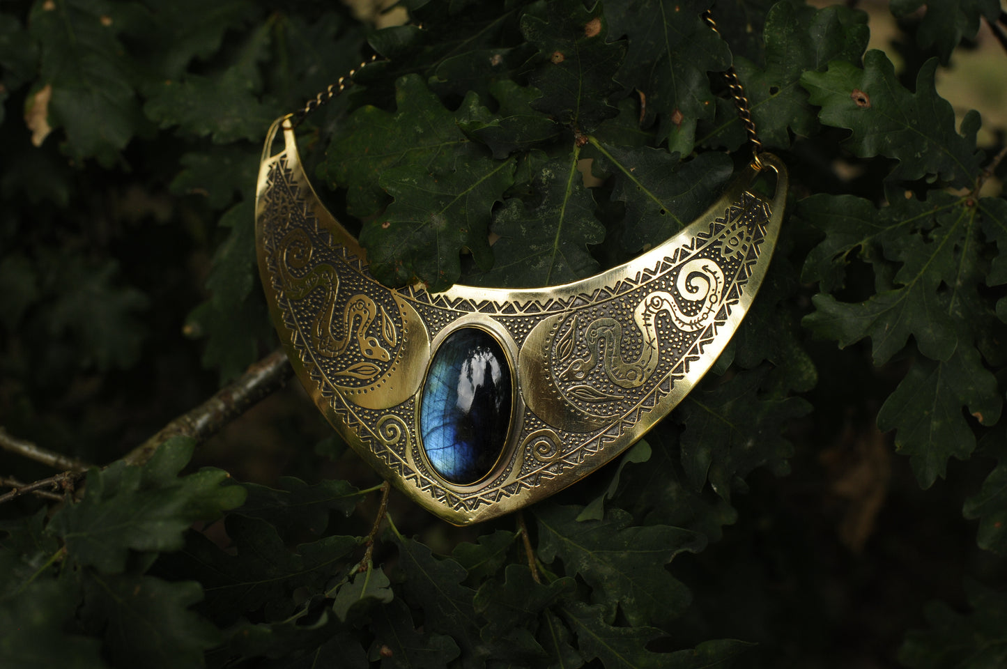 Grand collier plastron Serpents lunaire et laiton et labradorite