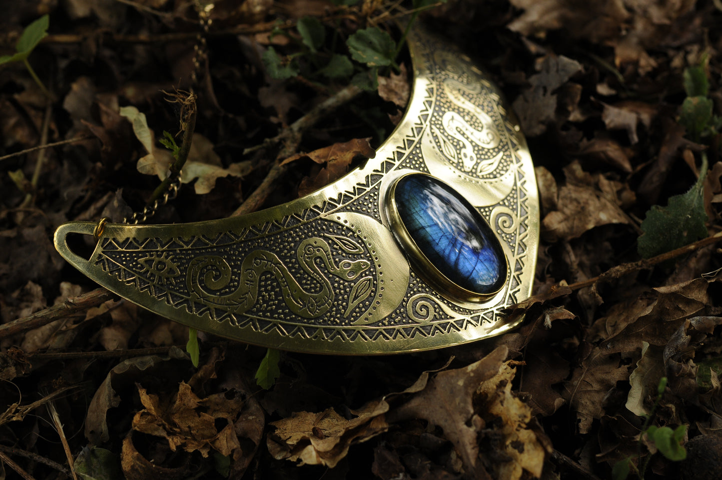 Grand collier plastron Serpents lunaire et laiton et labradorite