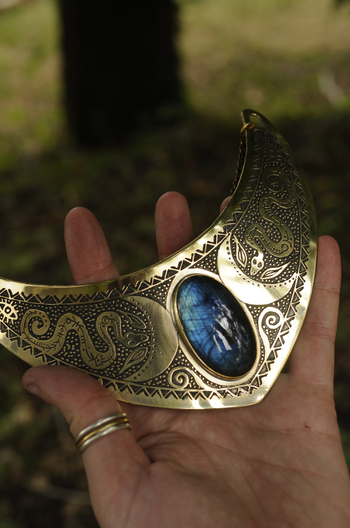Grand collier plastron Serpents lunaire et laiton et labradorite