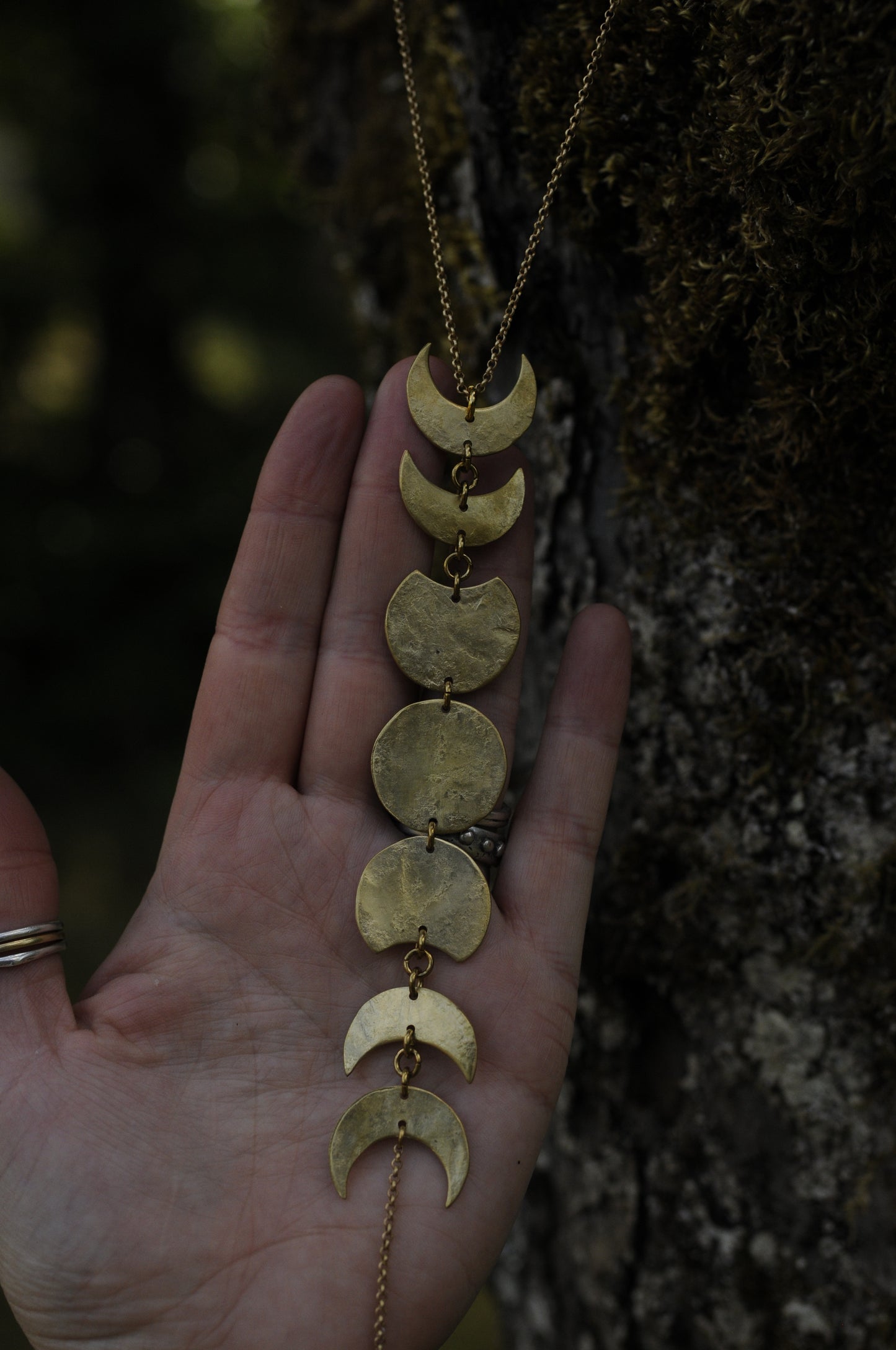 Collier Cycle lunaire en laiton martelé
