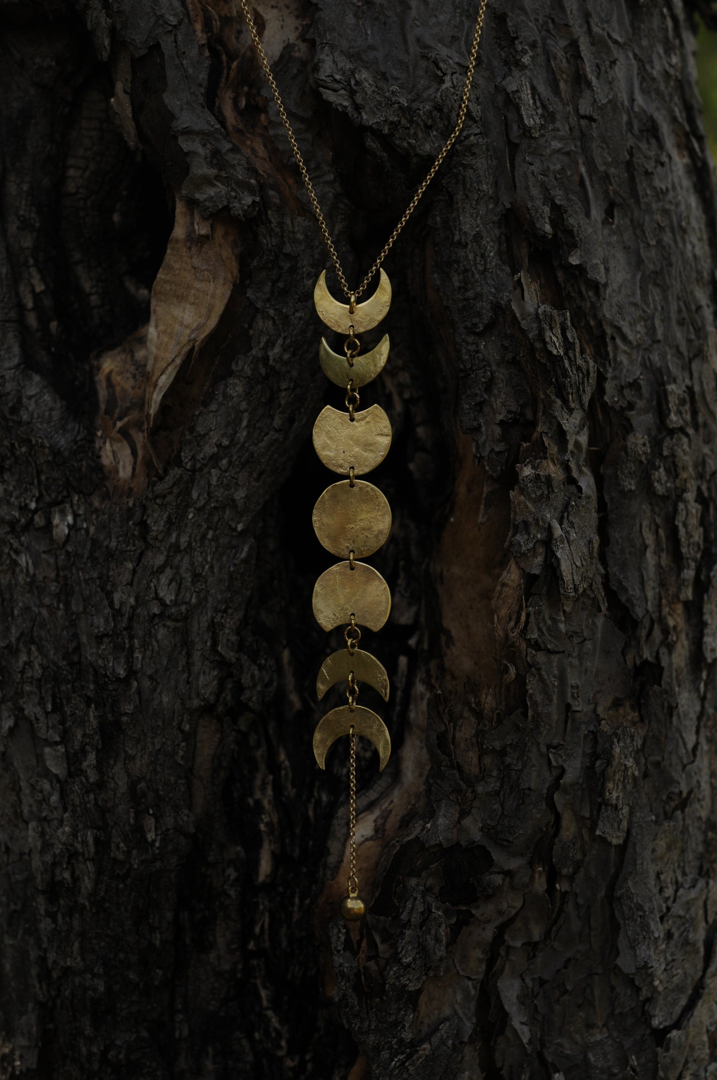 Collier Cycle lunaire en laiton martelé