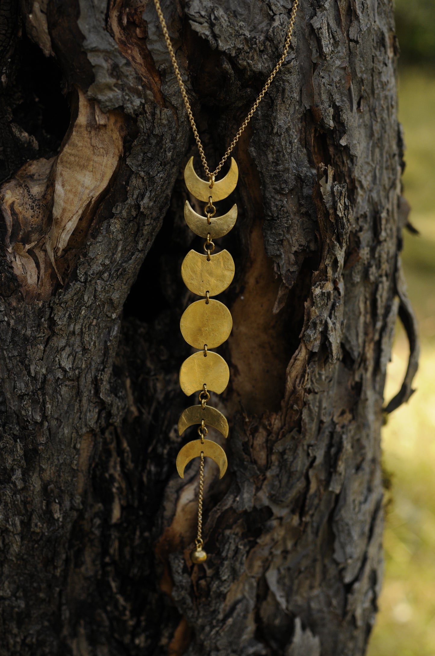 Collier Cycle lunaire en laiton martelé