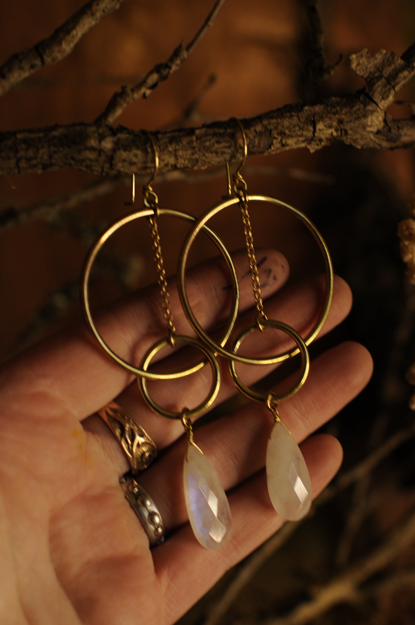 Longues boucles d'oreille Equilibre en laiton avec perle de labradorite blanche