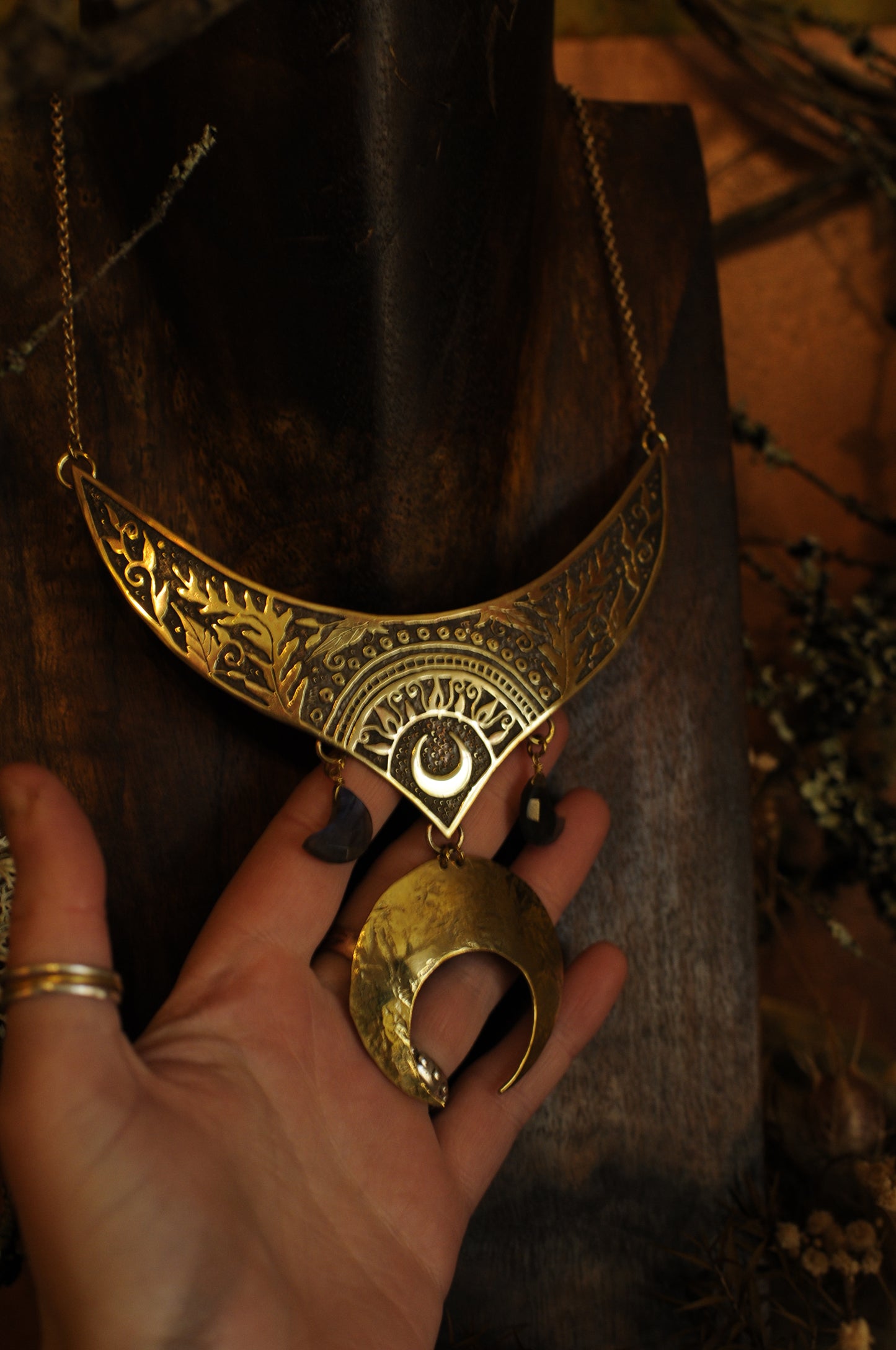 Collier plastron en laiton gravé avec grande lune en laiton et lune en labradorites
