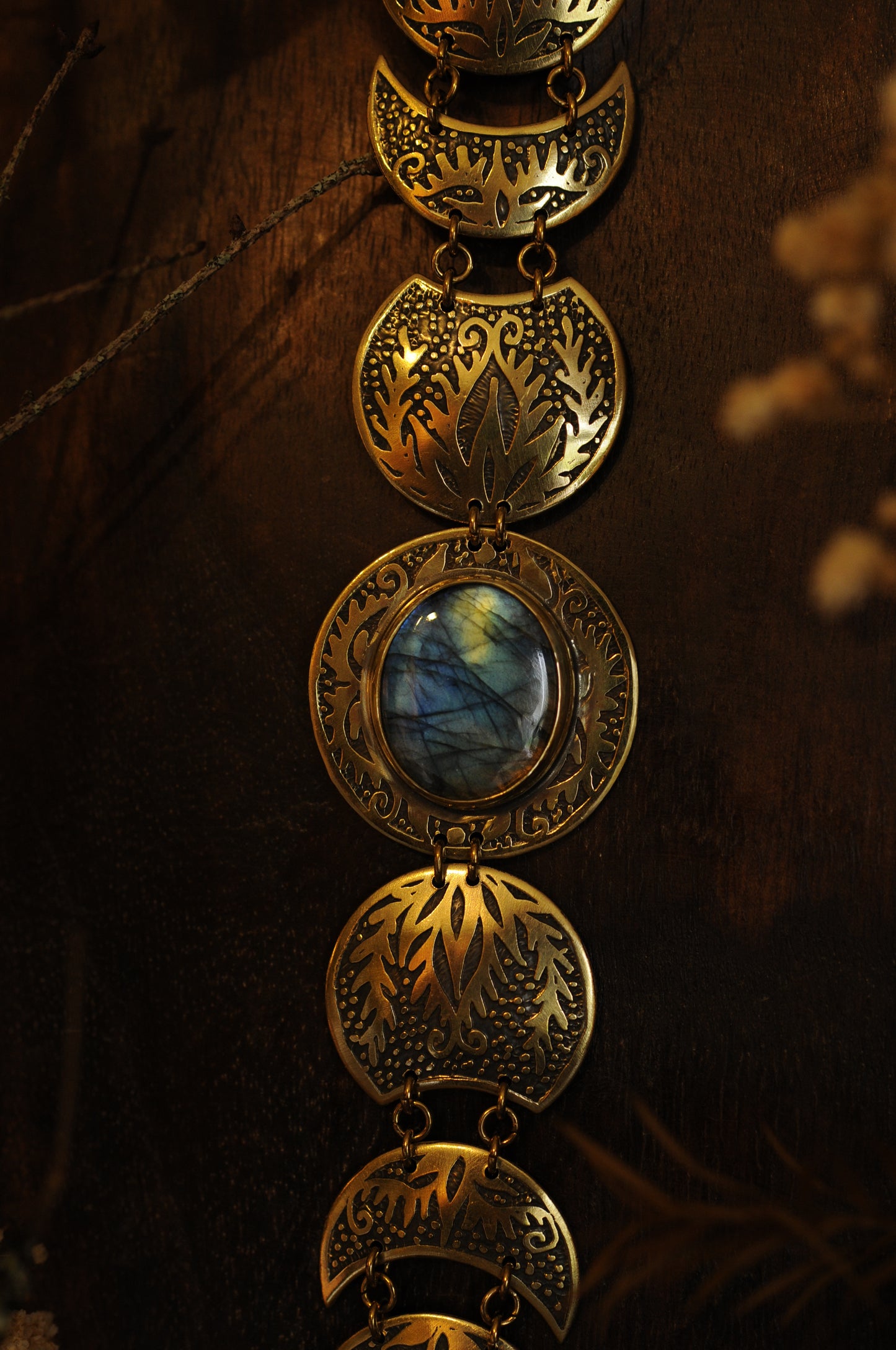 Grand bijou de corps Cycle lunaire en laiton gravé avec labradorite