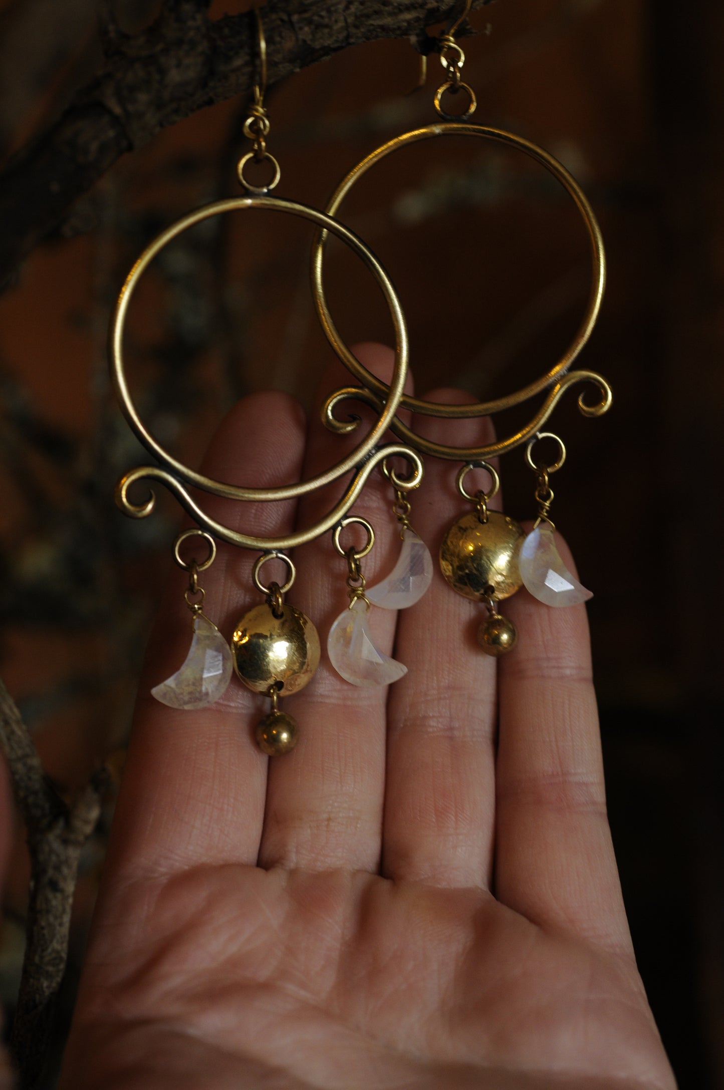 Boucles d'oreilles Triple lune en laiton et labradorites blanches