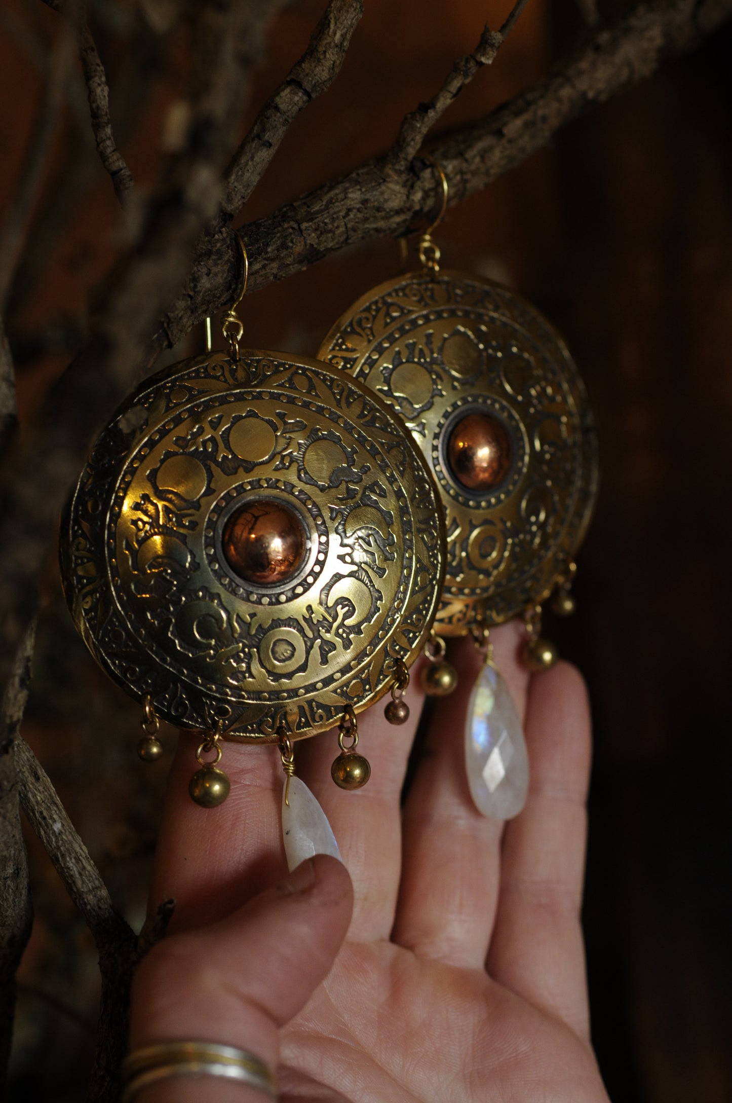 Très grandes boucles d'oreilles Bouclier cycle lunaire en laiton et labradorite blanche