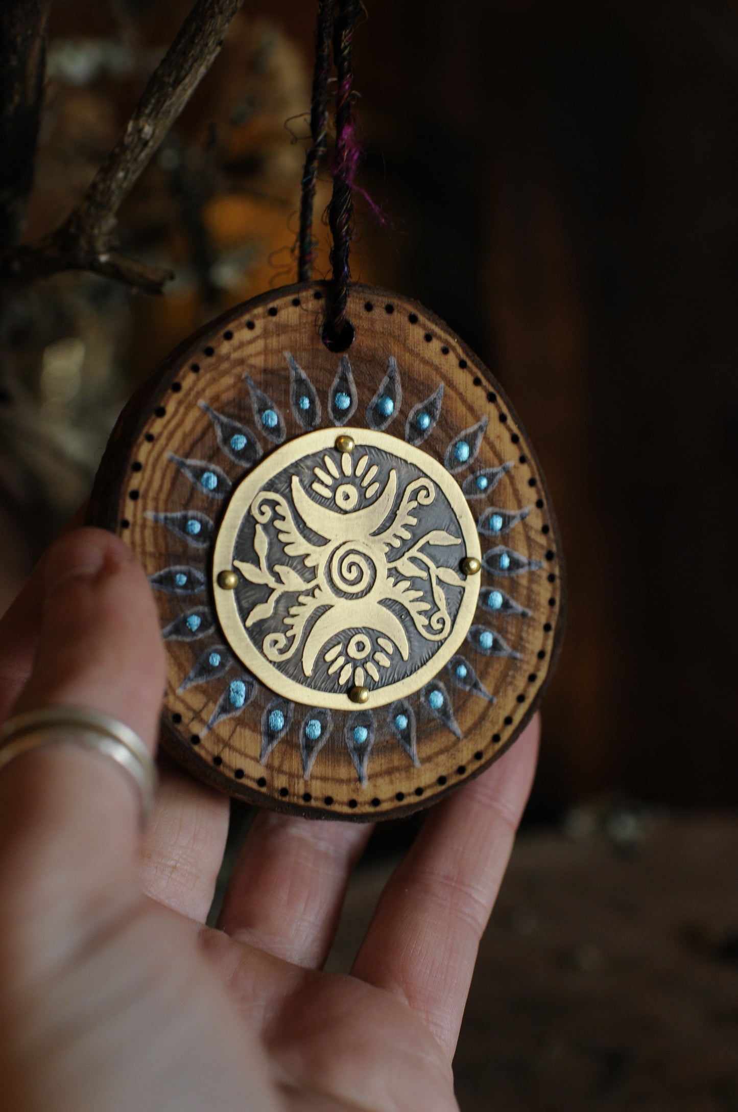 Amulette de maison, bois peint et pyrogravé et médaillon en laiton gravé