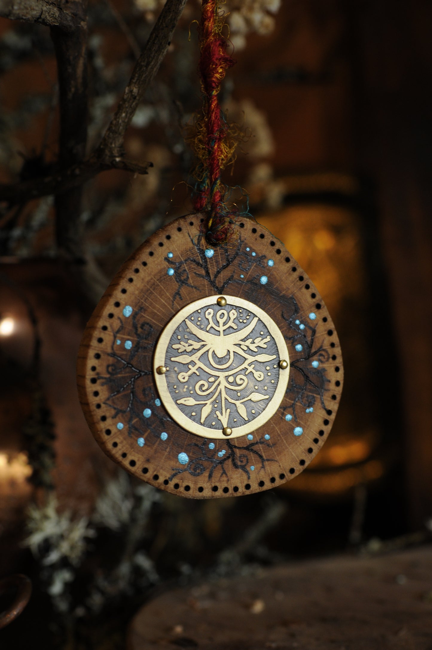 Amulette de maison, bois peint et pyrogravé et médaillon en laiton gravé