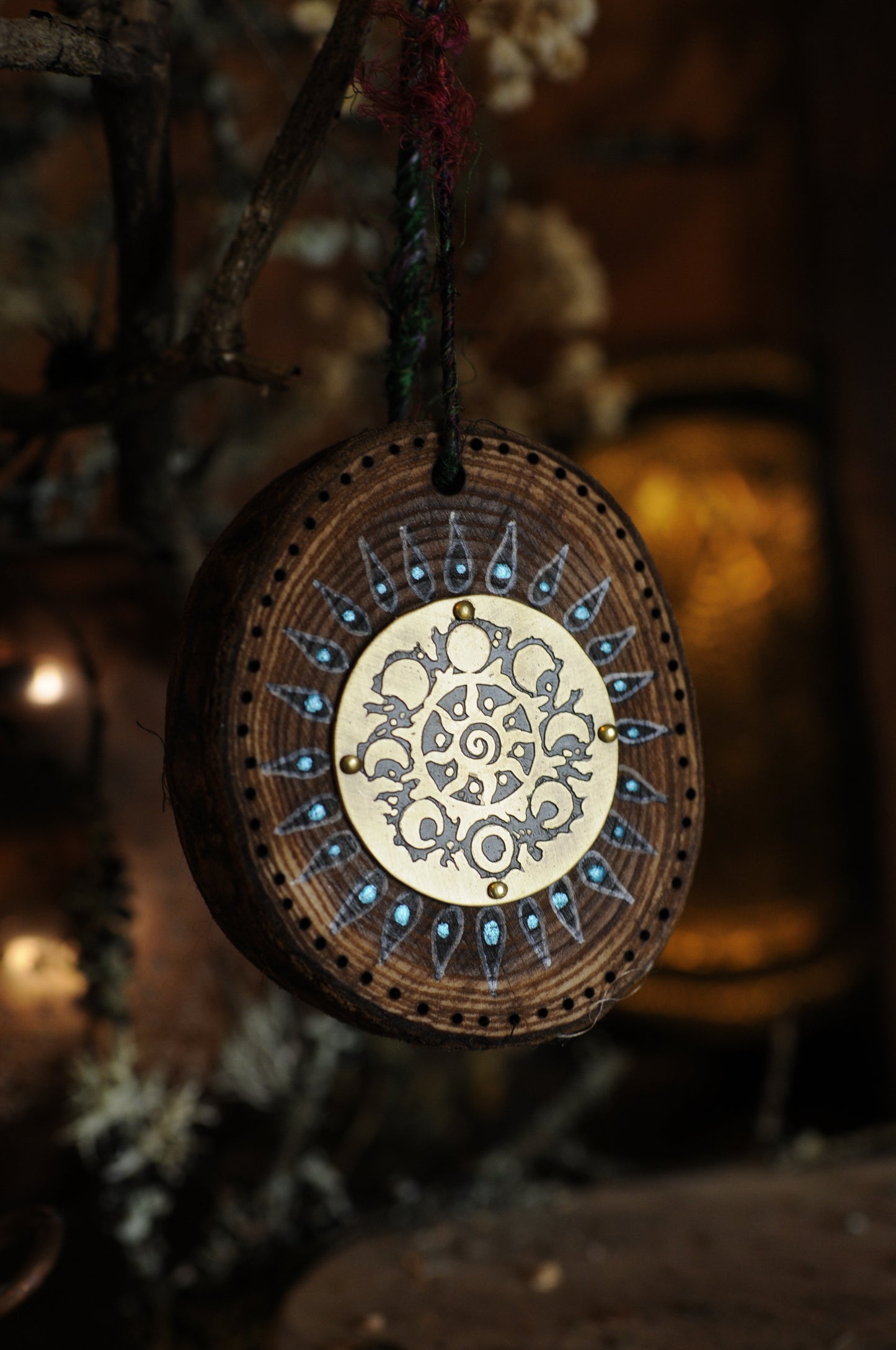 Amulette de maison, bois peint et pyrogravé et médaillon en laiton gravé