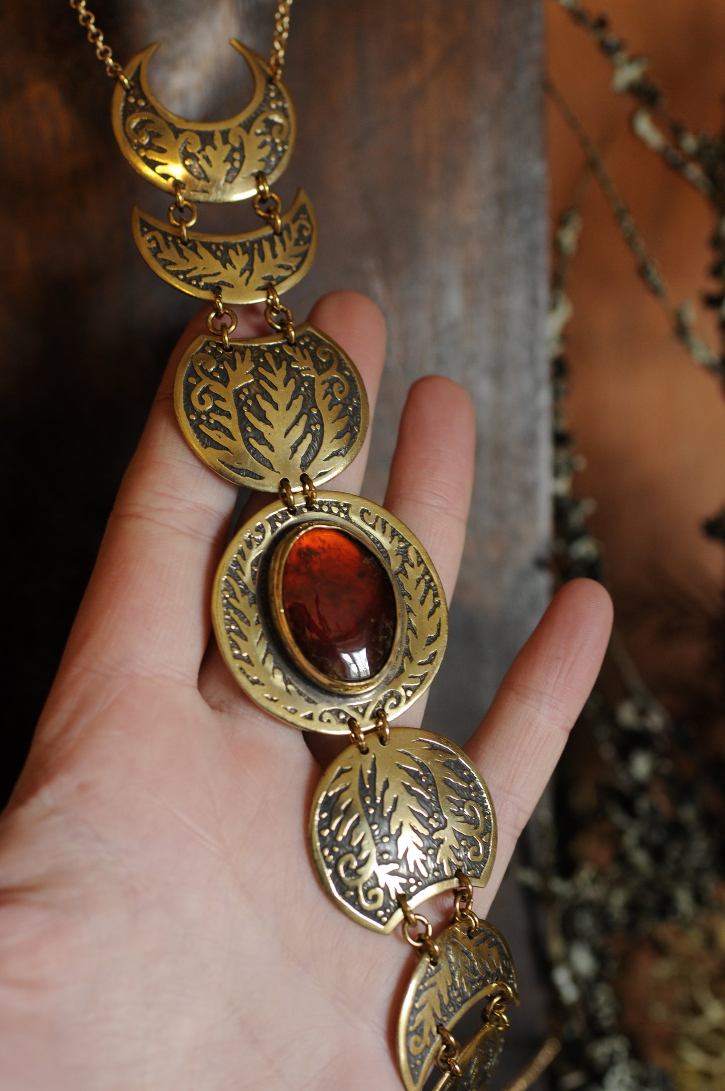 Grand bijou de corps Cycle lunaire en laiton gravé avec grenat orangé