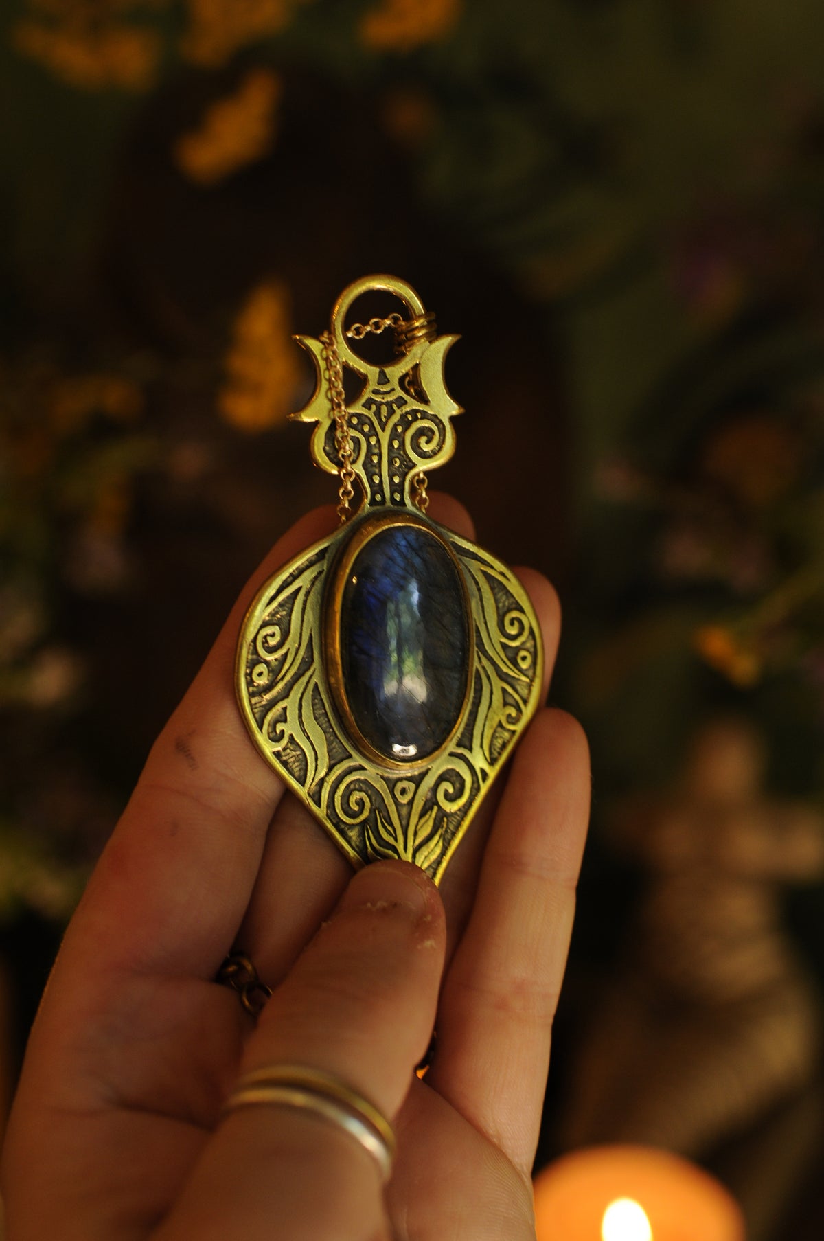 Grande Vénus d'été, pendentif laiton gravé et labradorite
