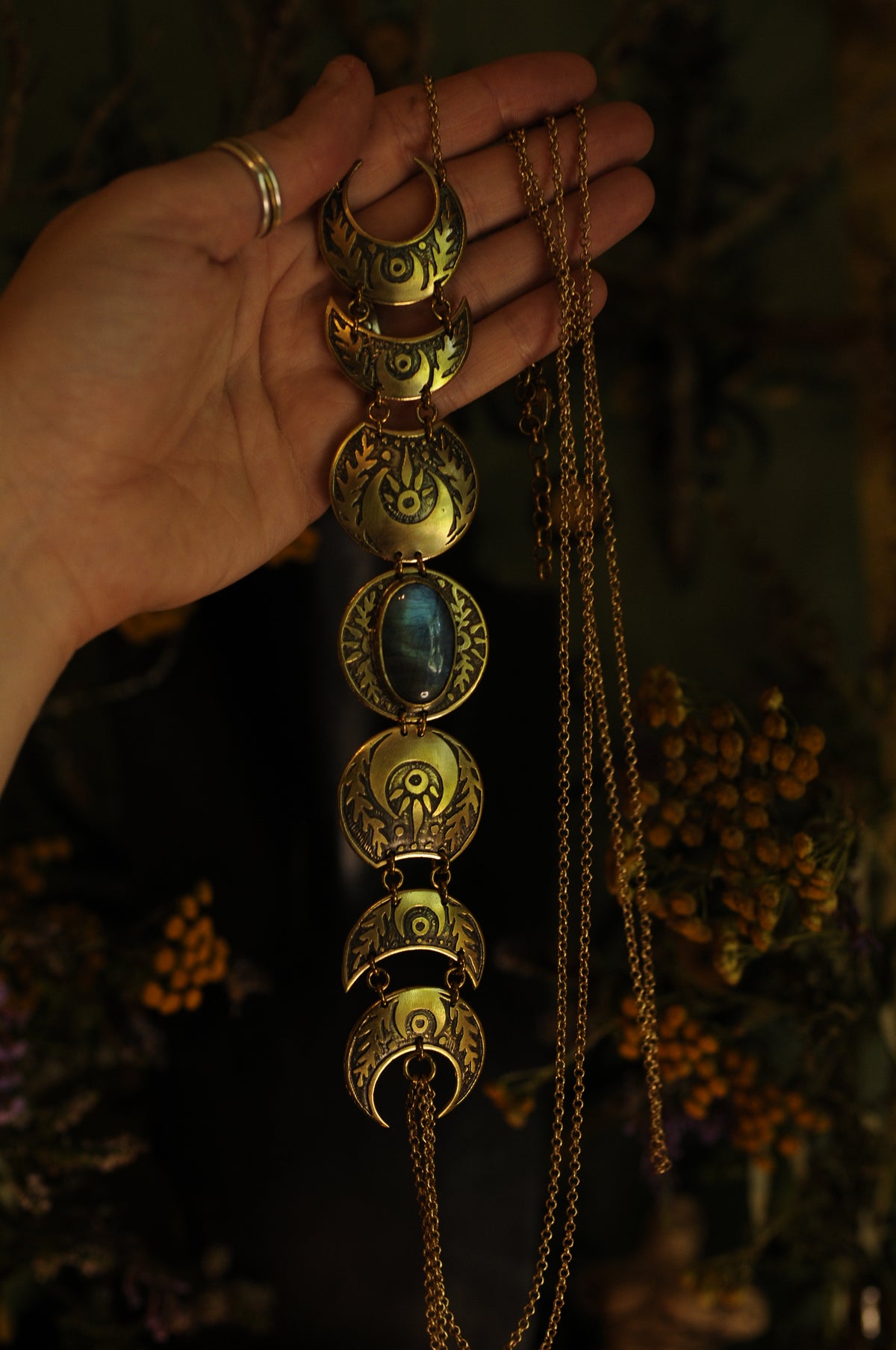 Grand bijou de corps Cycle lunaire en laiton gravé avec labradorite