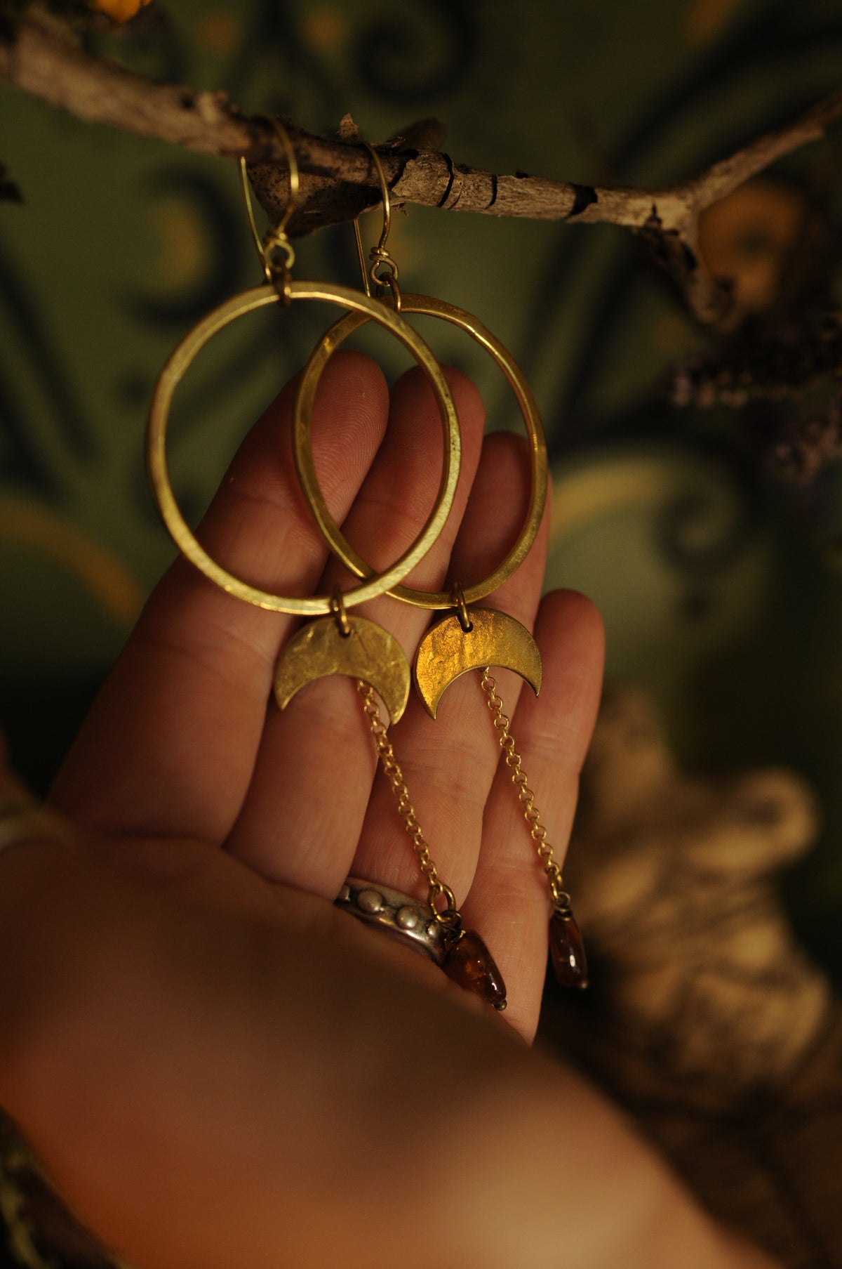 Petites boucles créoles avec croissant de lune et perle de grenat
