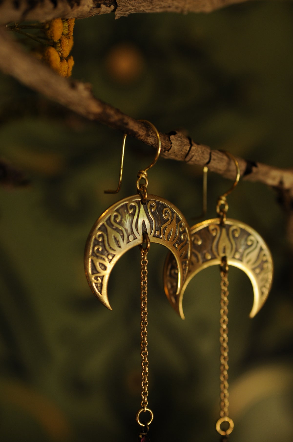Petites boucles d'oreilles croissant de lune ancien , laiton gravé et perle de grenat