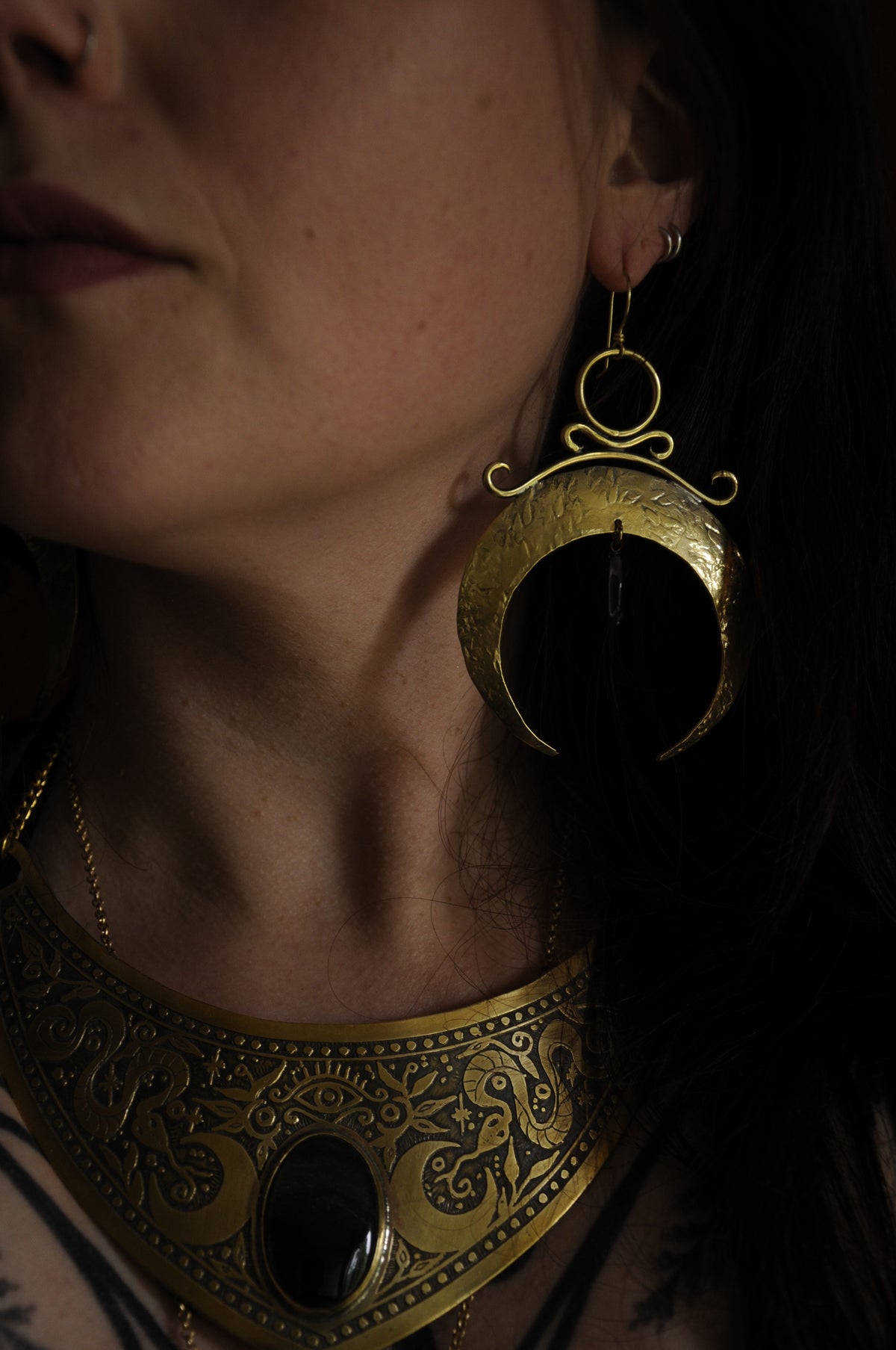 Grande boucles d'oreille Nyx antique en laiton martelé et perle d'améthyste