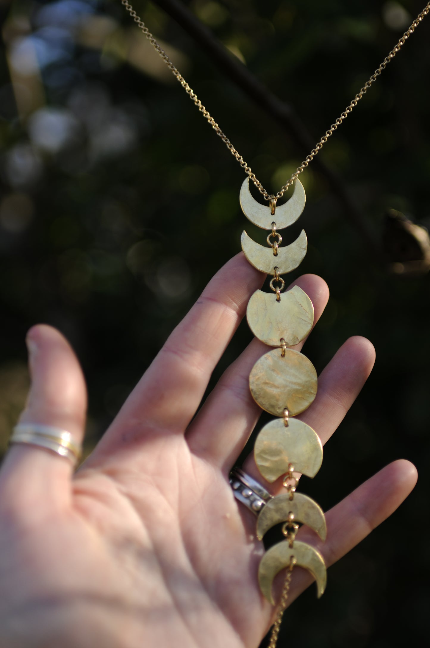 Collier Cycle lunaire en laiton martelé