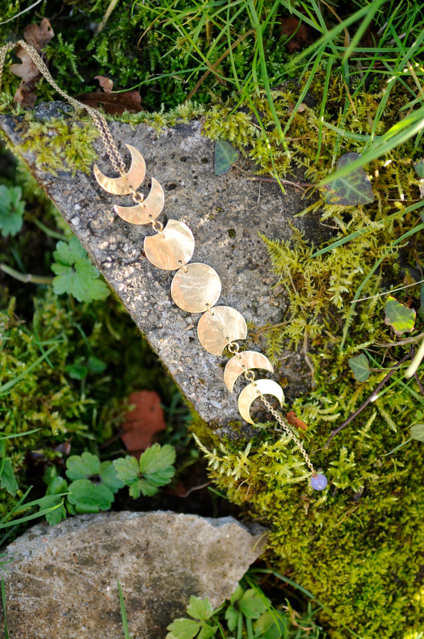 Collier Cycle lunaire en laiton martelé