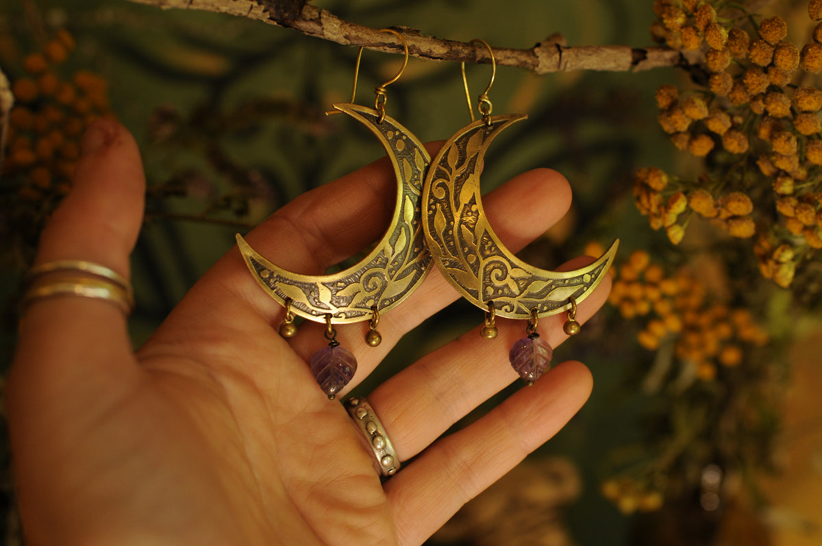 Boucles d'oreilles Lune de plantes en laiton gravé et feuille en améthyste