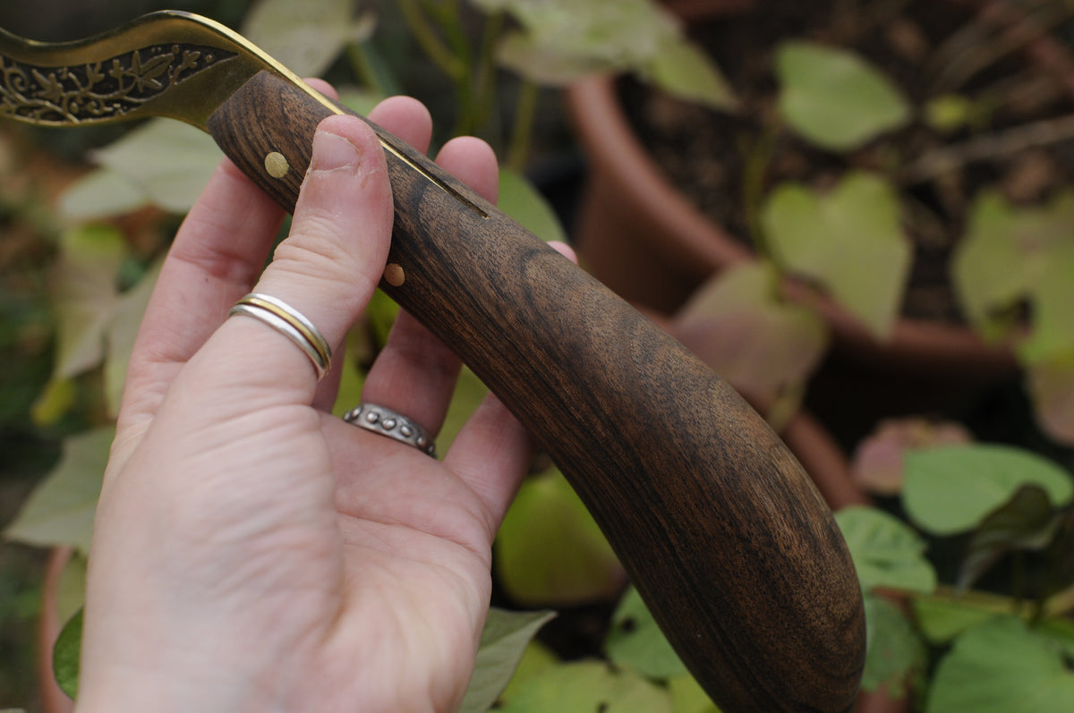 Boline rituelle en laiton gravé et bois de noyer,feuille de lierre
