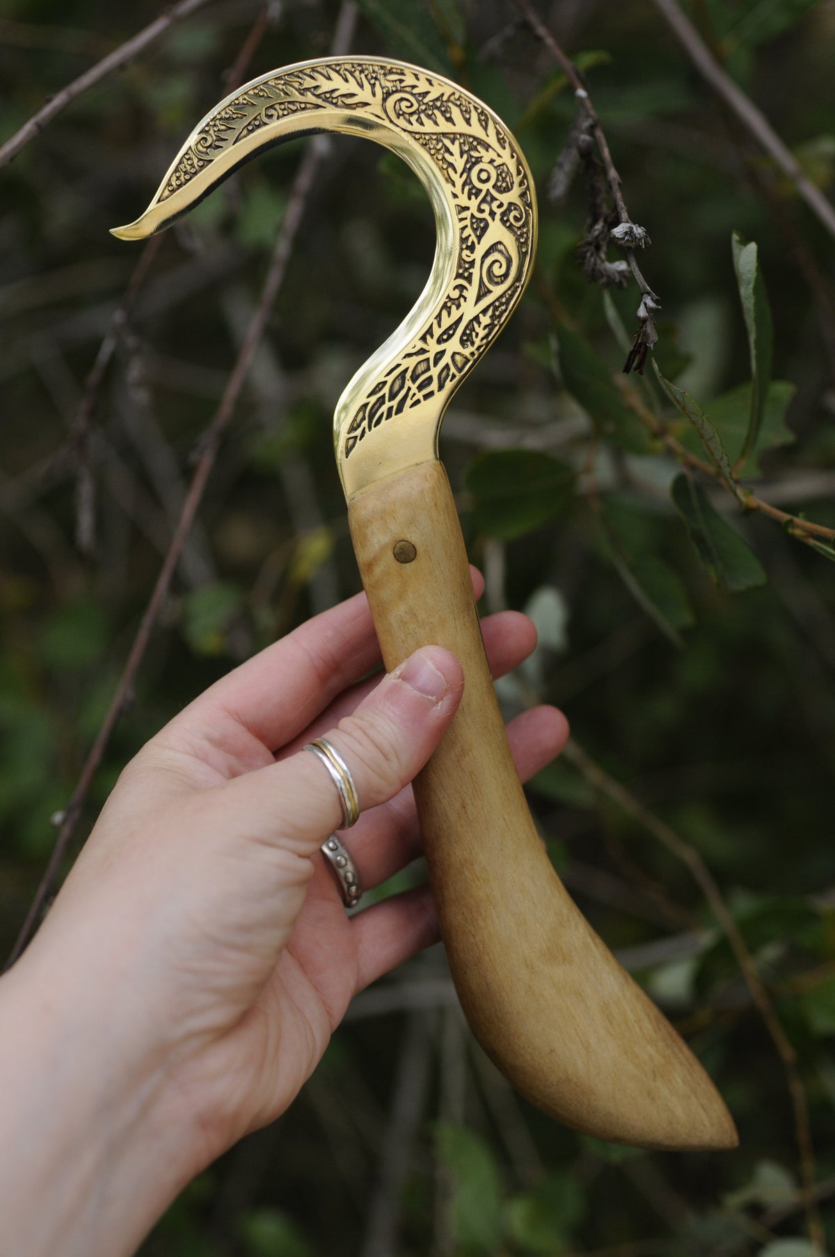 Boline rituelle en laiton gravé et bois de chêne, dryade