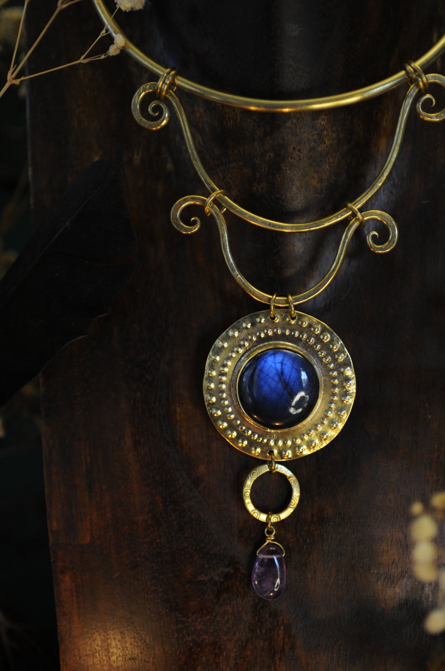 Très grand collier plastron Prêtresse du Nil en laiton, labradorite et améthyste