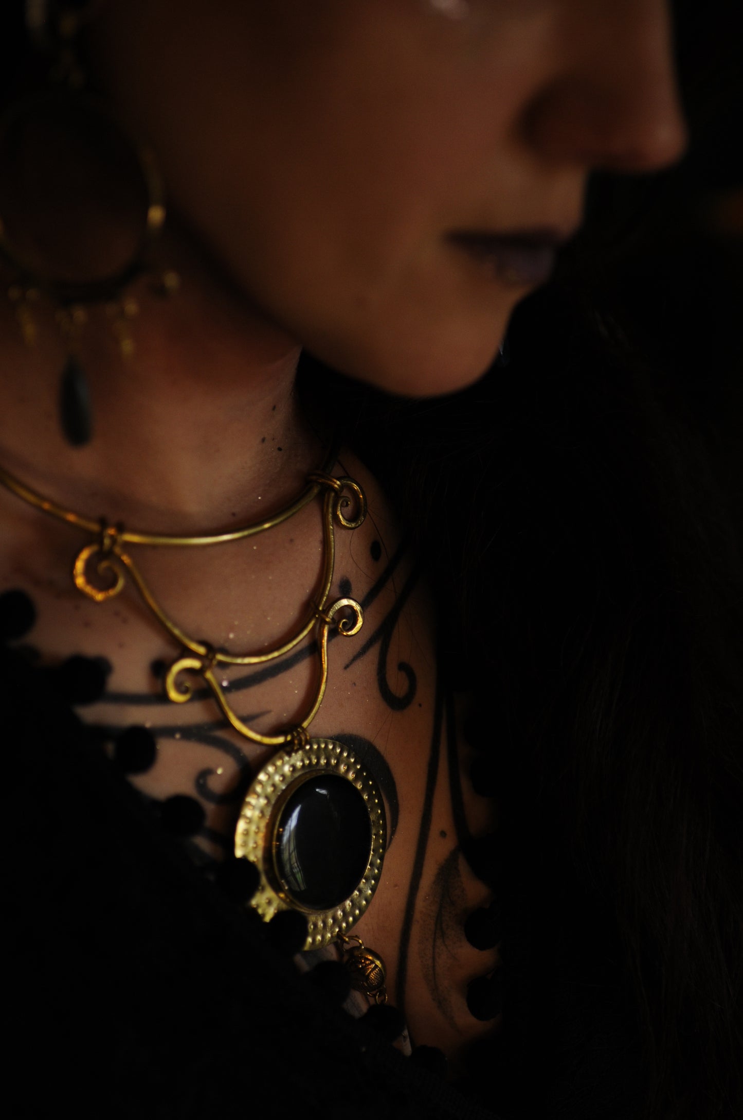 Grand collier plastron Prêtresse d'Hathor en laiton, Obsidienne , scarabée en bronze et quartz