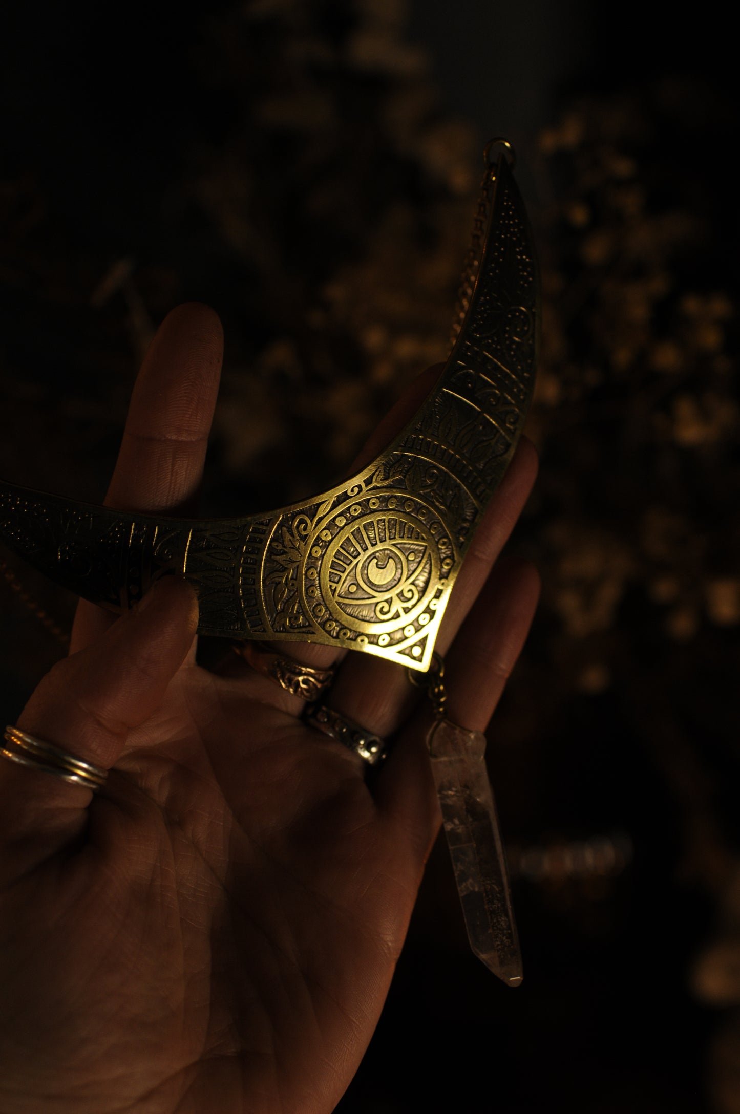 Petit plastron en laiton gravé et pointe de quartz, Oeil veilleur