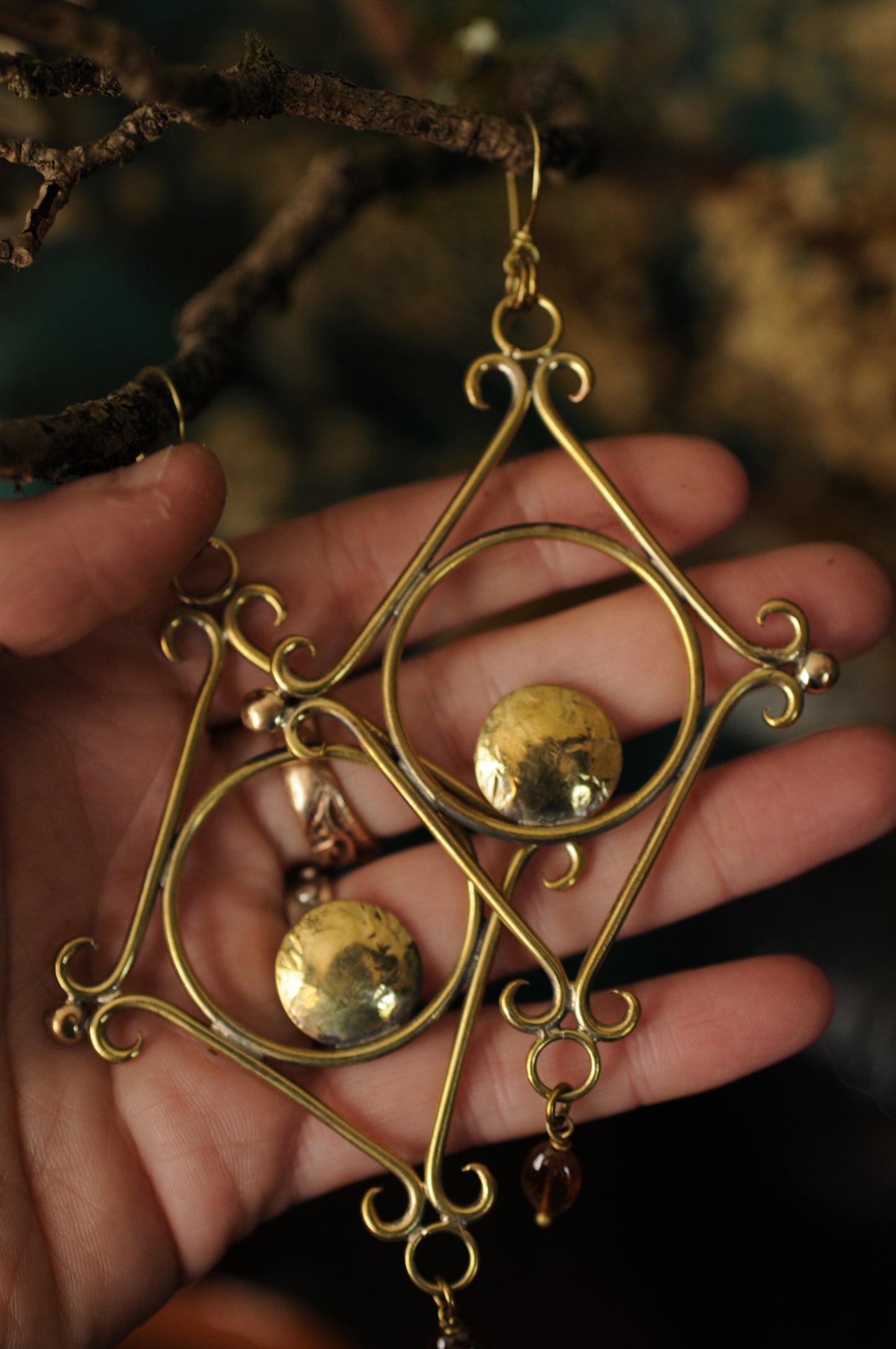 Grandes boucles d'oreilles Glyphes protectrices laiton et grenats orange