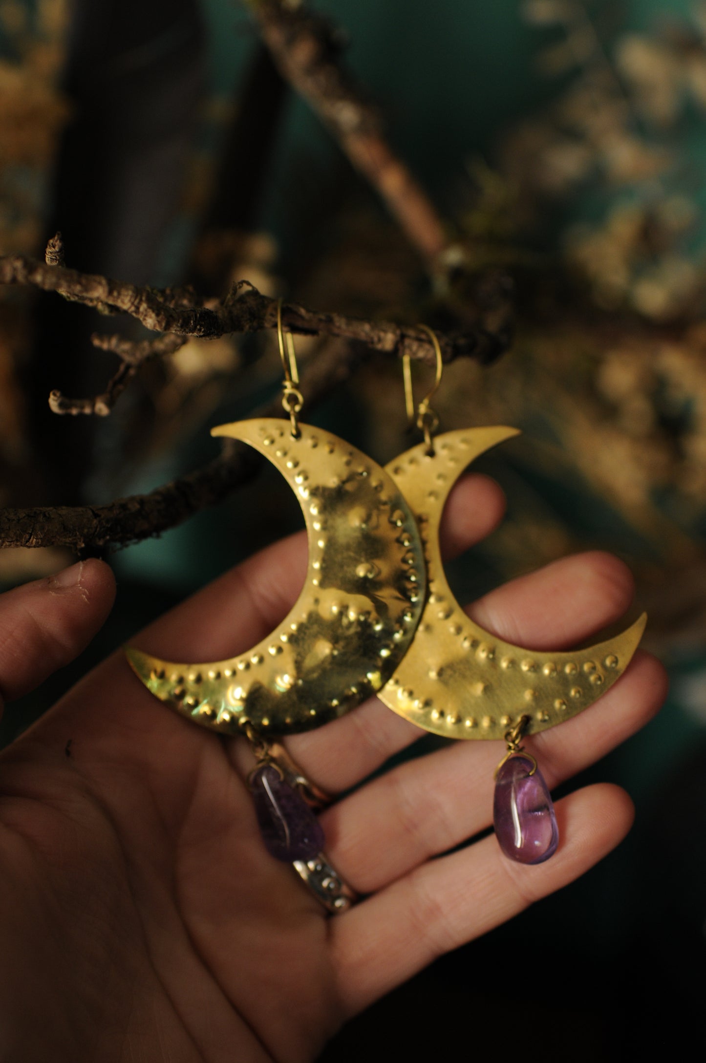 Grande boucles d'oreille " Coeur antique " en laiton poinçonné et améthyste