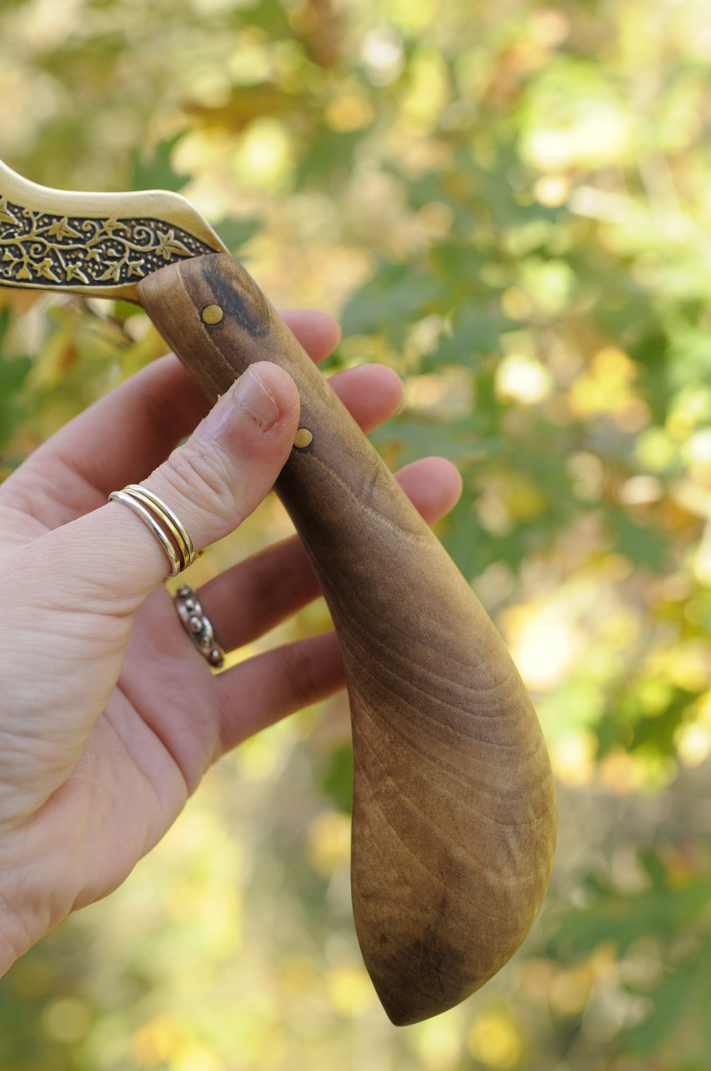 Boline rituelle en laiton gravé et bois de noyer, Awen druidique et feuille de lierre et chêne