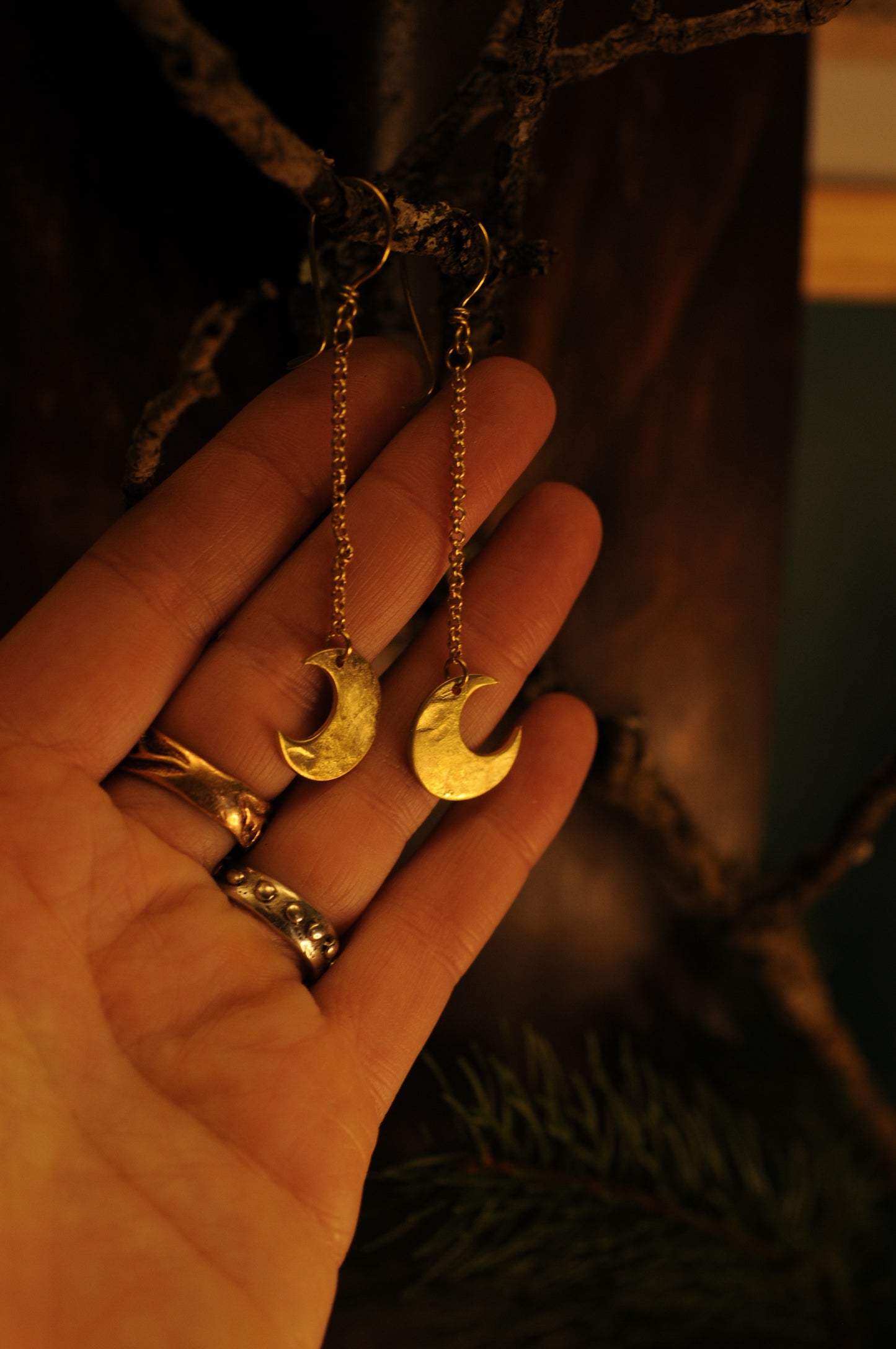 Petites boucles d'oreilles Lunes filantes en laiton martelé.