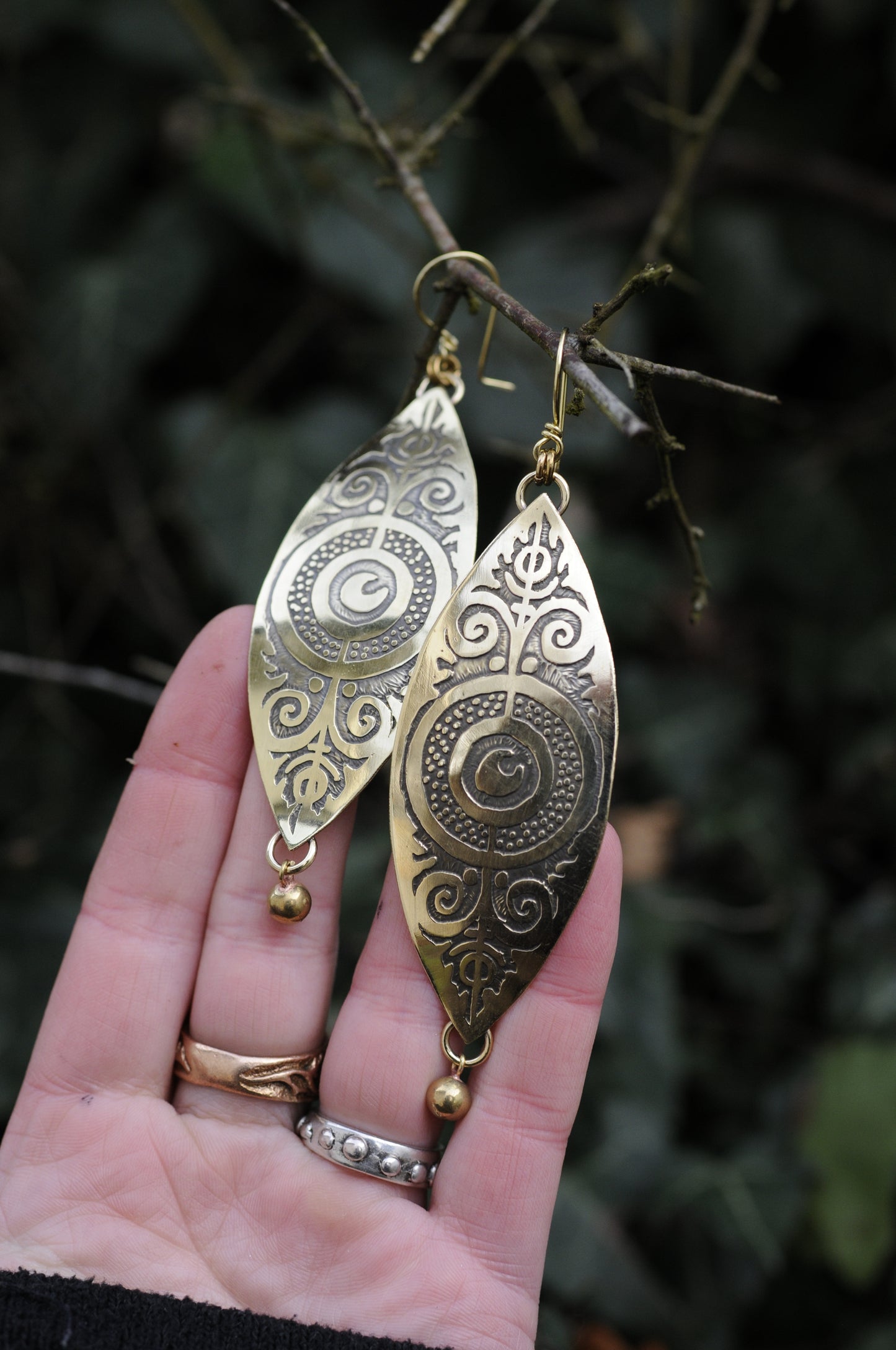 Grandes boucles d'oreilles Sigil ancien en laiton gravé