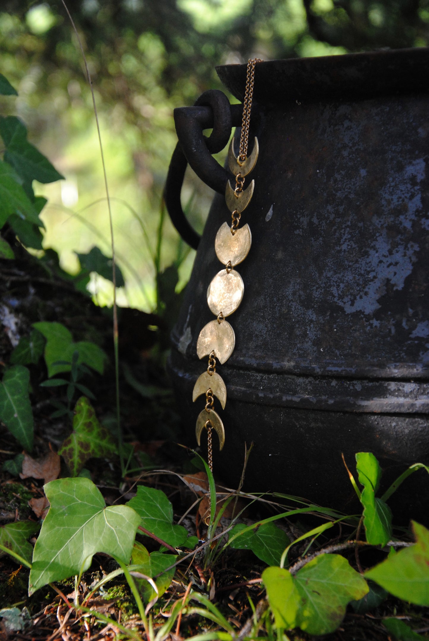 Collier Cycle lunaire en laiton martelé
