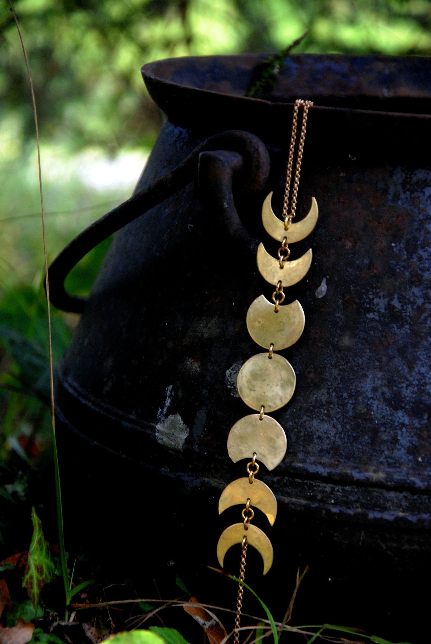 Collier Cycle lunaire en laiton martelé