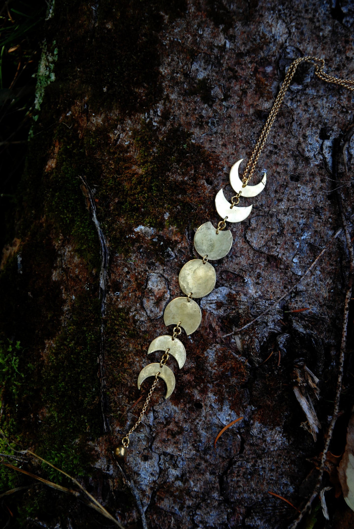 Collier Cycle lunaire en laiton martelé