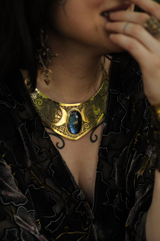 Grand collier plastron Serpents lunaire et laiton et labradorite