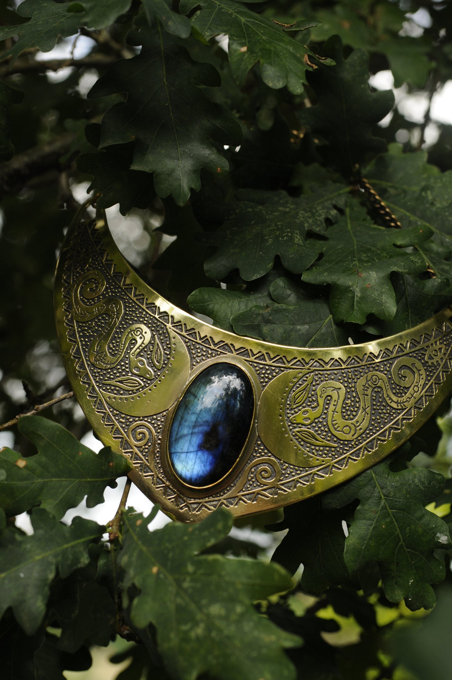 Grand collier plastron Serpents lunaire et laiton et labradorite