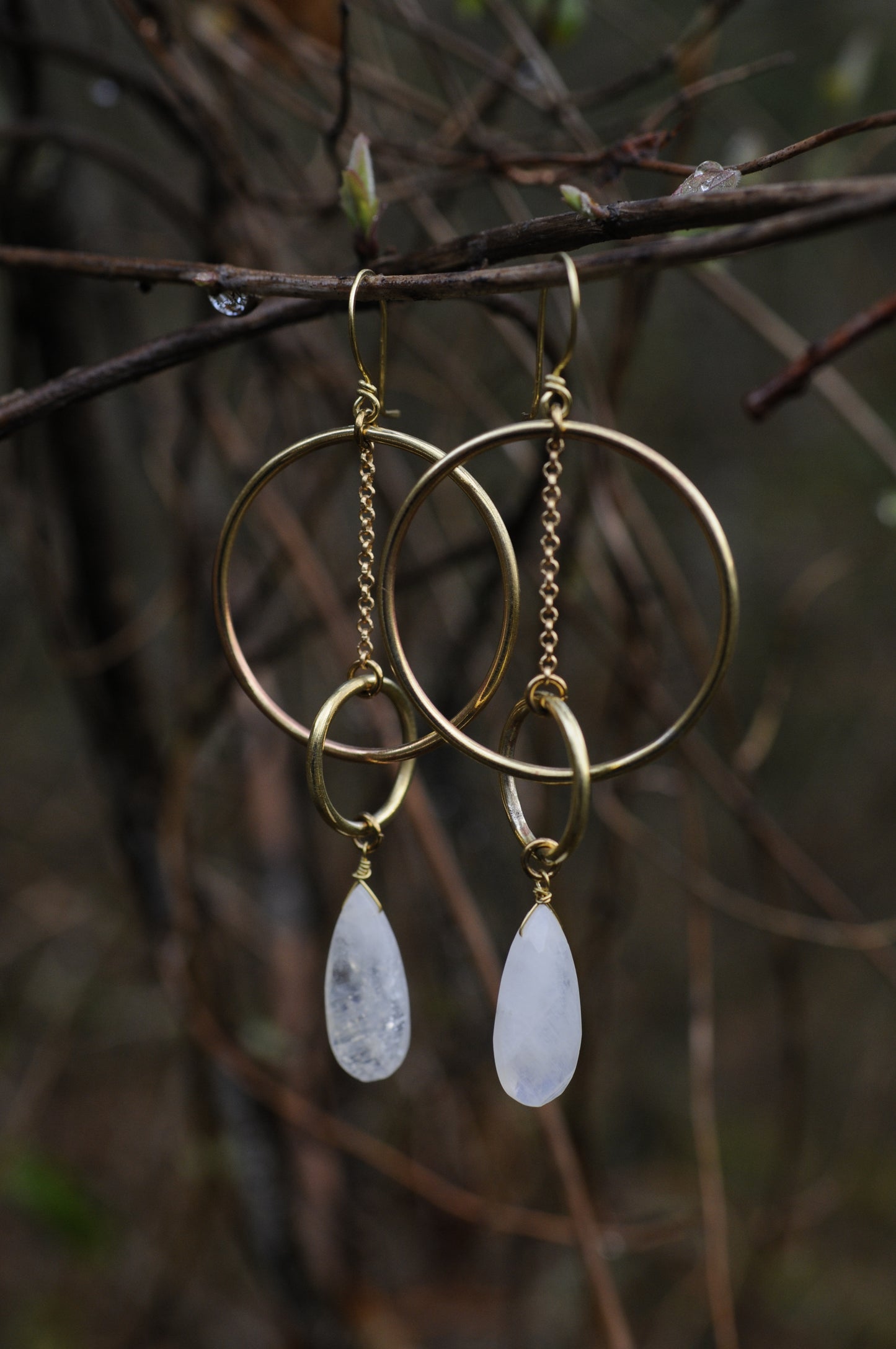 Longues boucles d'oreille Equilibre en laiton avec perle de labradorite blanche