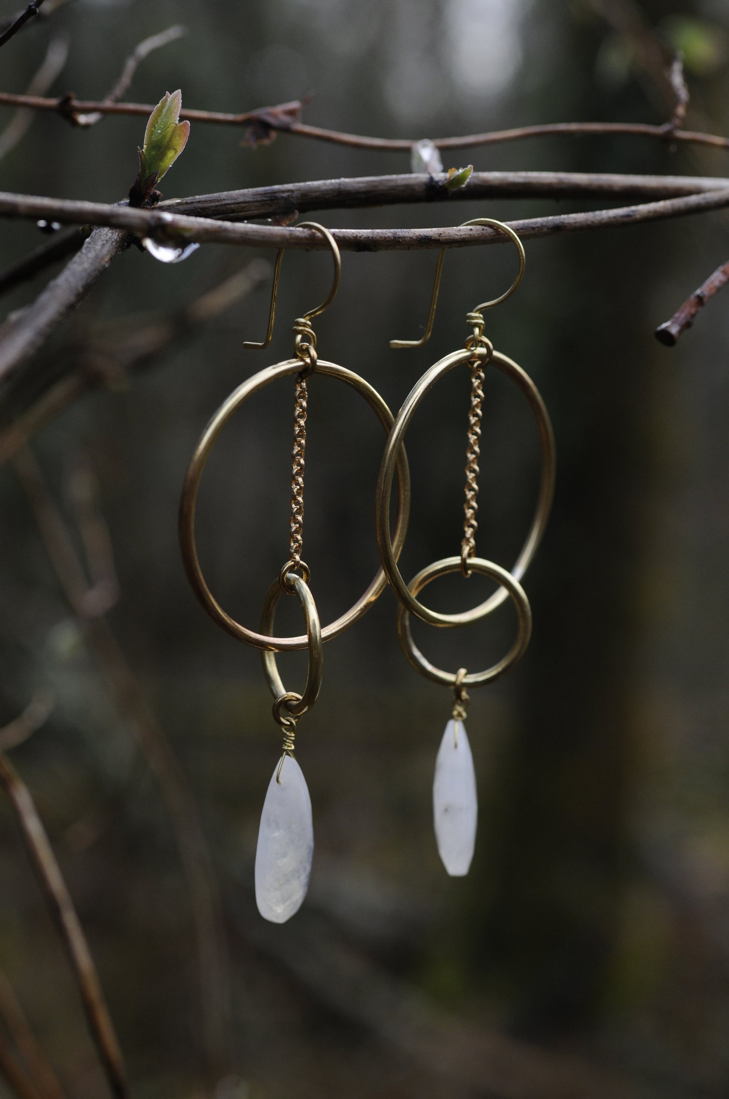 Longues boucles d'oreille Equilibre en laiton avec perle de labradorite blanche