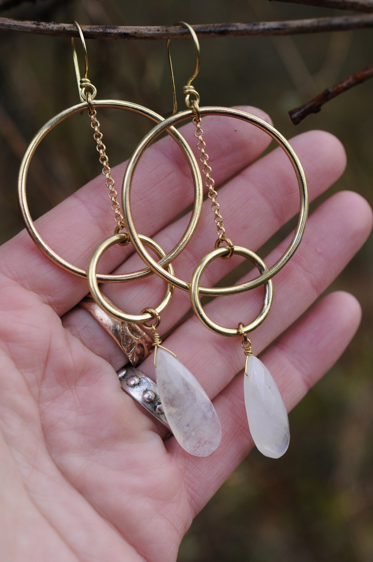 Longues boucles d'oreille Equilibre en laiton avec perle de labradorite blanche