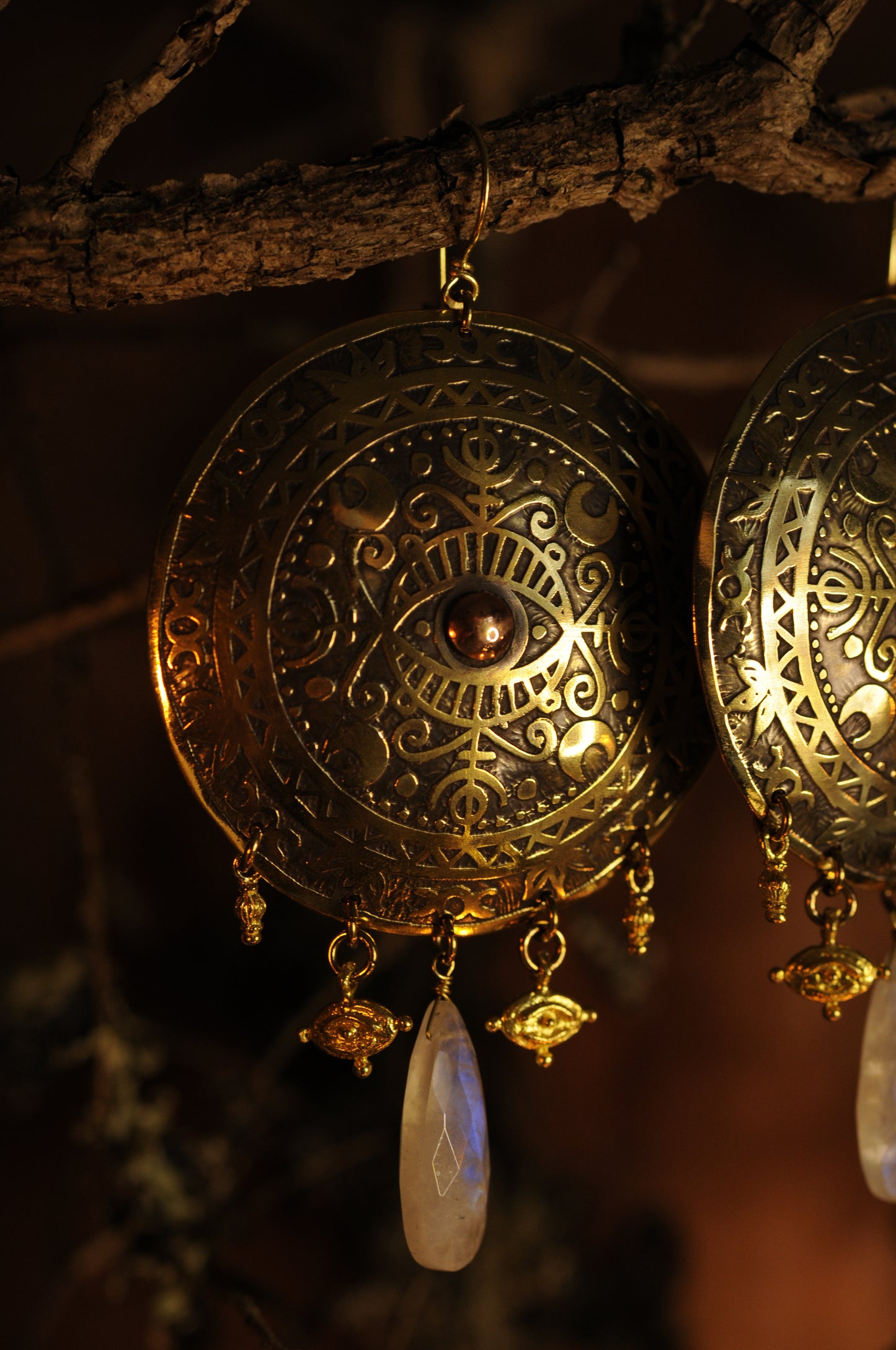 Très grandes boucles d'oreilles Bouclier du veilleur en laiton et labradorite blanche