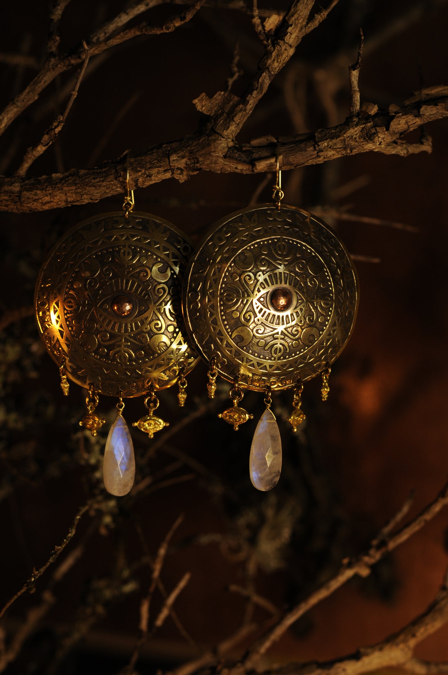 Très grandes boucles d'oreilles Bouclier du veilleur en laiton et labradorite blanche