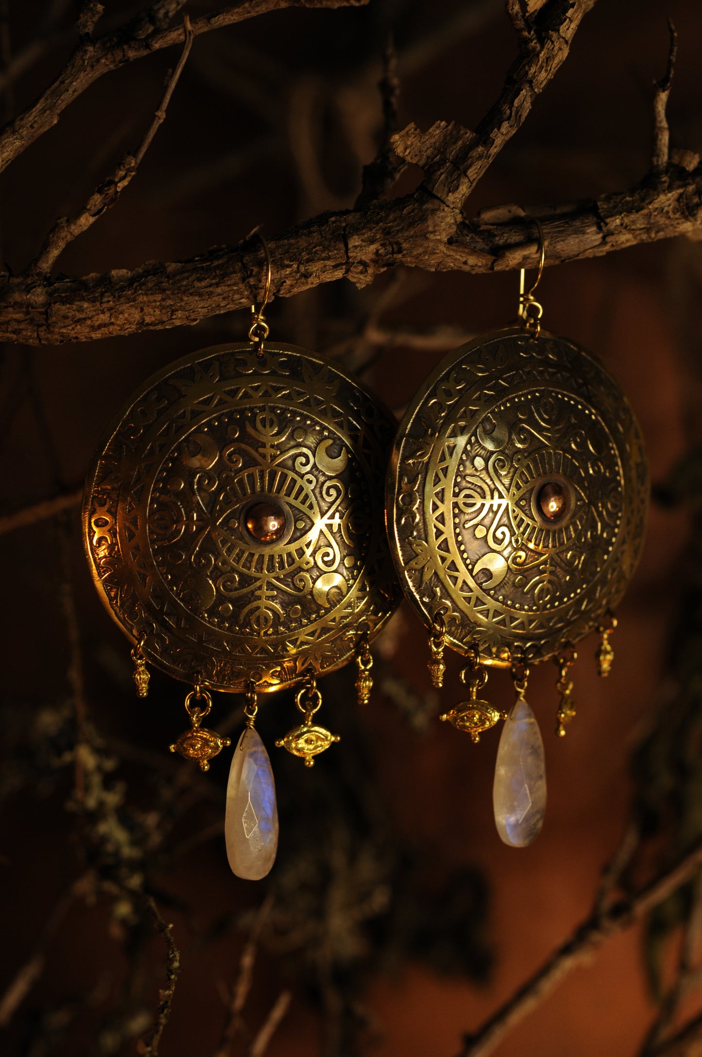 Très grandes boucles d'oreilles Bouclier du veilleur en laiton et labradorite blanche