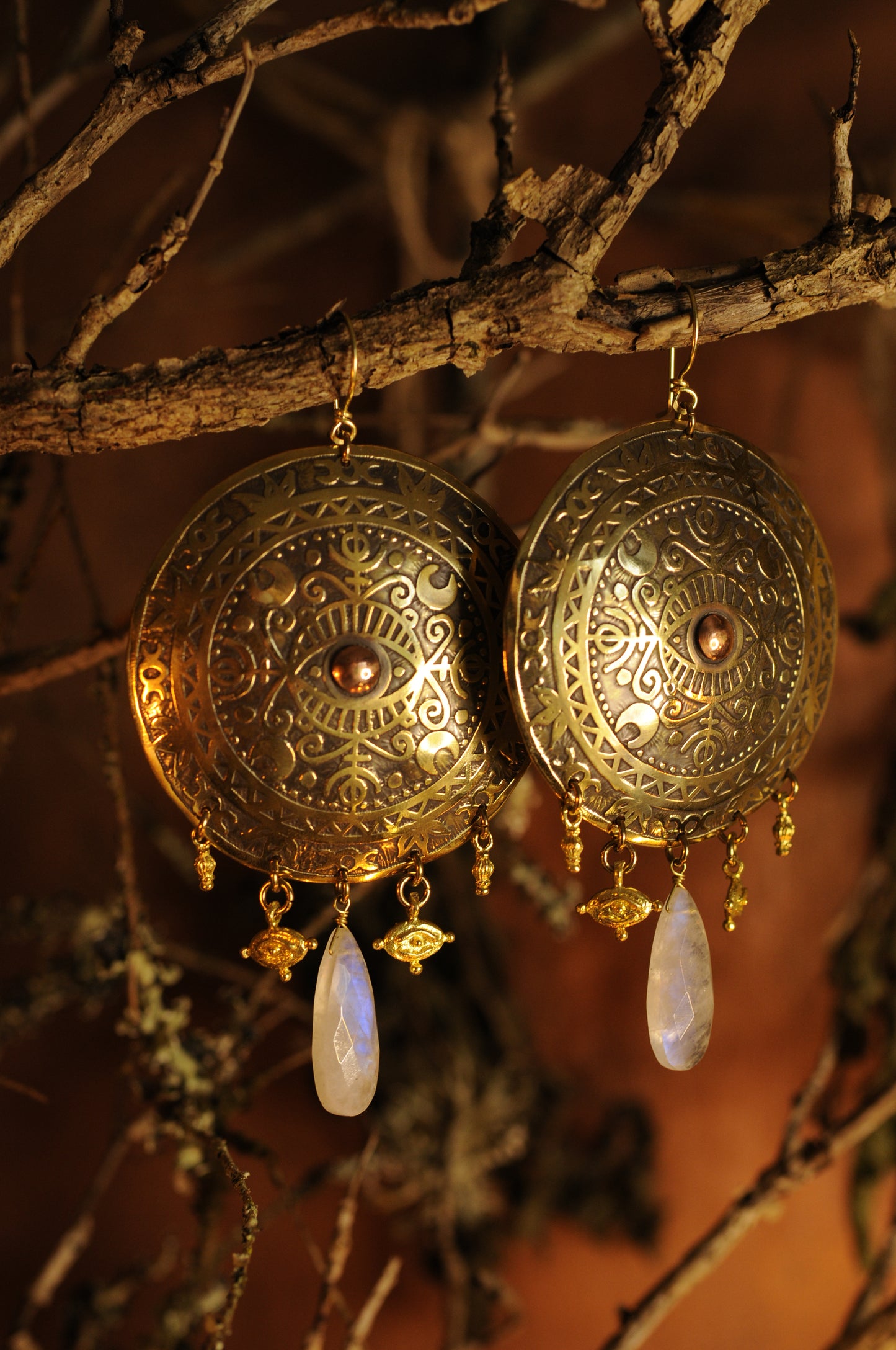 Très grandes boucles d'oreilles Bouclier du veilleur en laiton et labradorite blanche