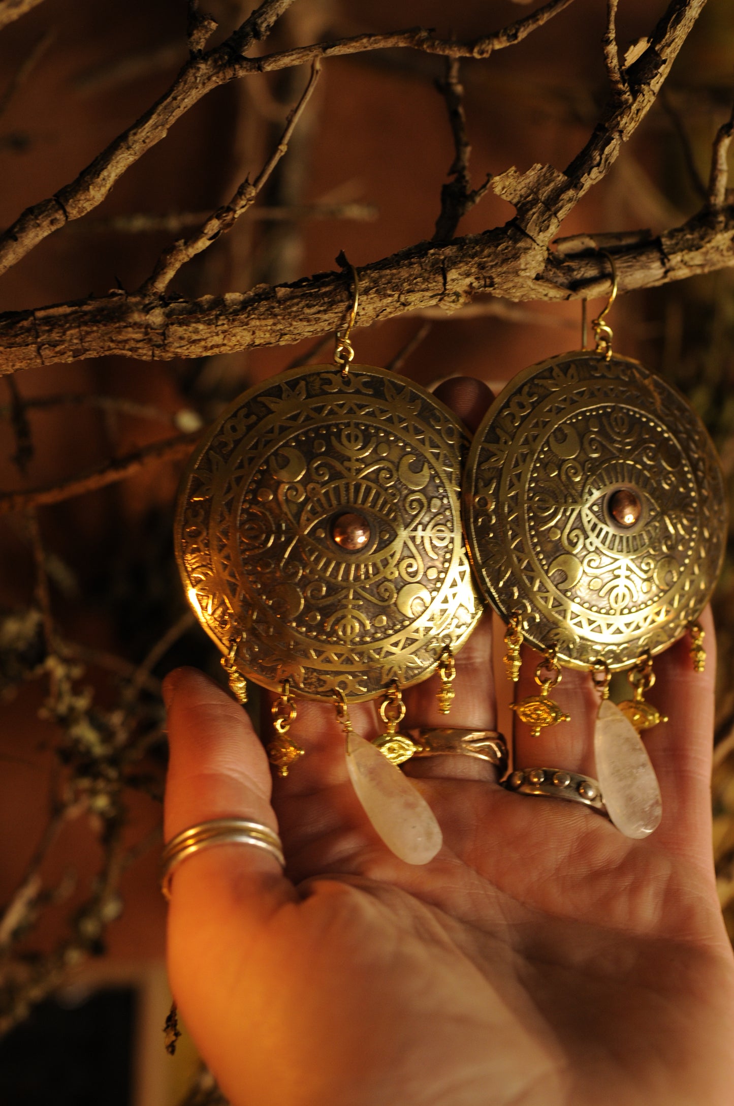 Très grandes boucles d'oreilles Bouclier du veilleur en laiton et labradorite blanche