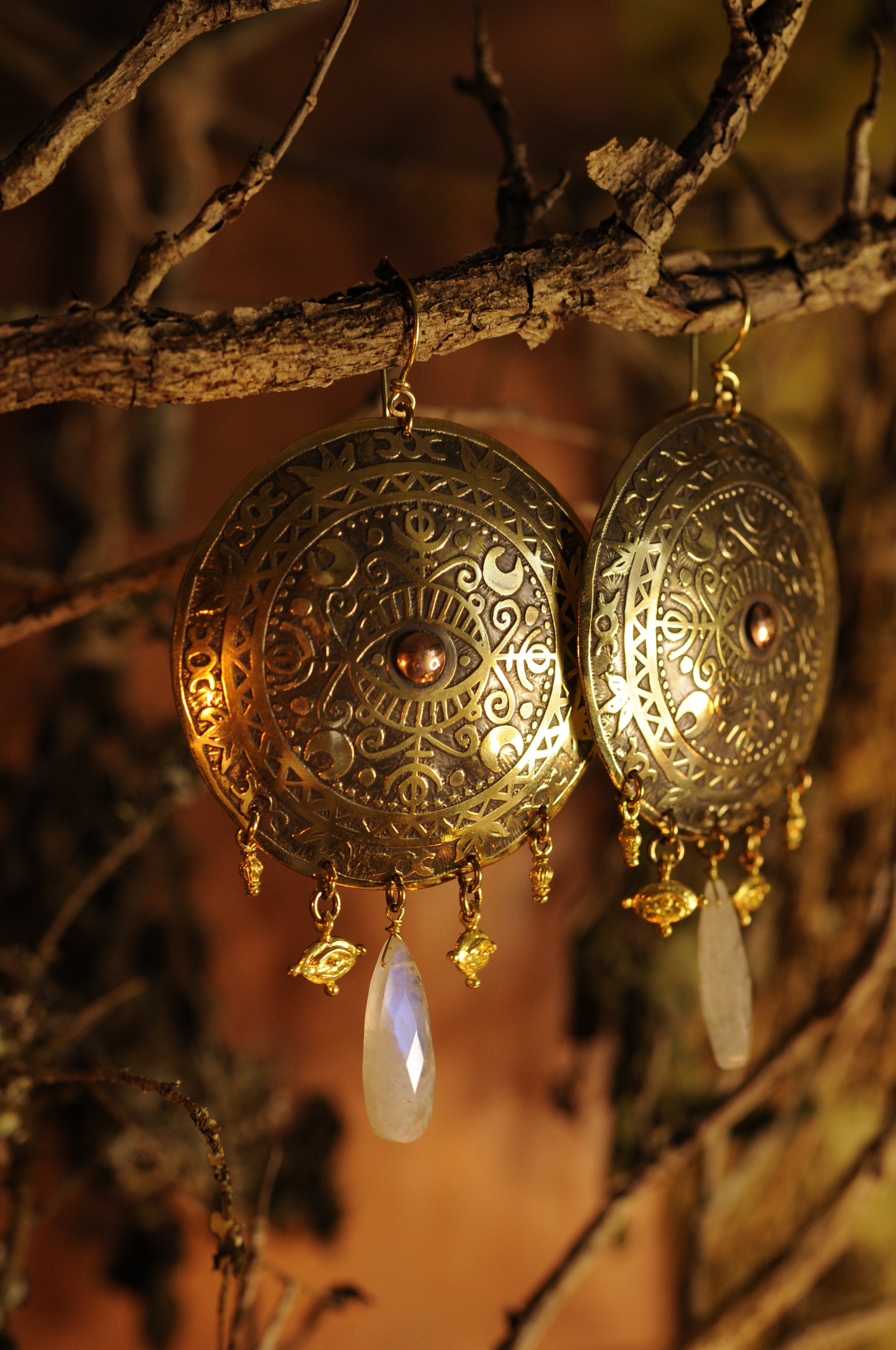 Très grandes boucles d'oreilles Bouclier du veilleur en laiton et labradorite blanche
