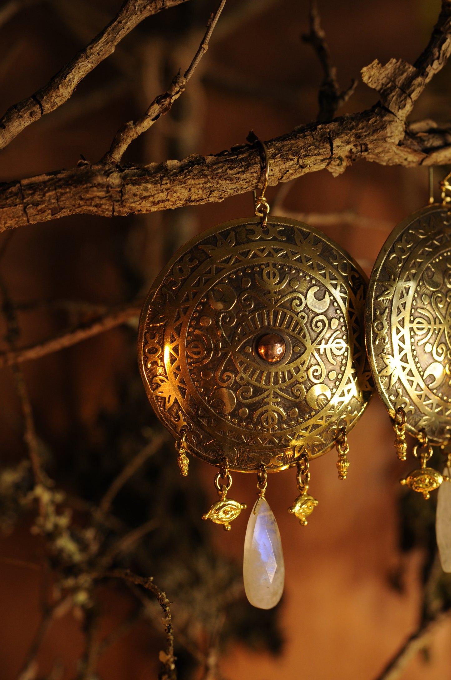 Très grandes boucles d'oreilles Bouclier du veilleur en laiton et labradorite blanche